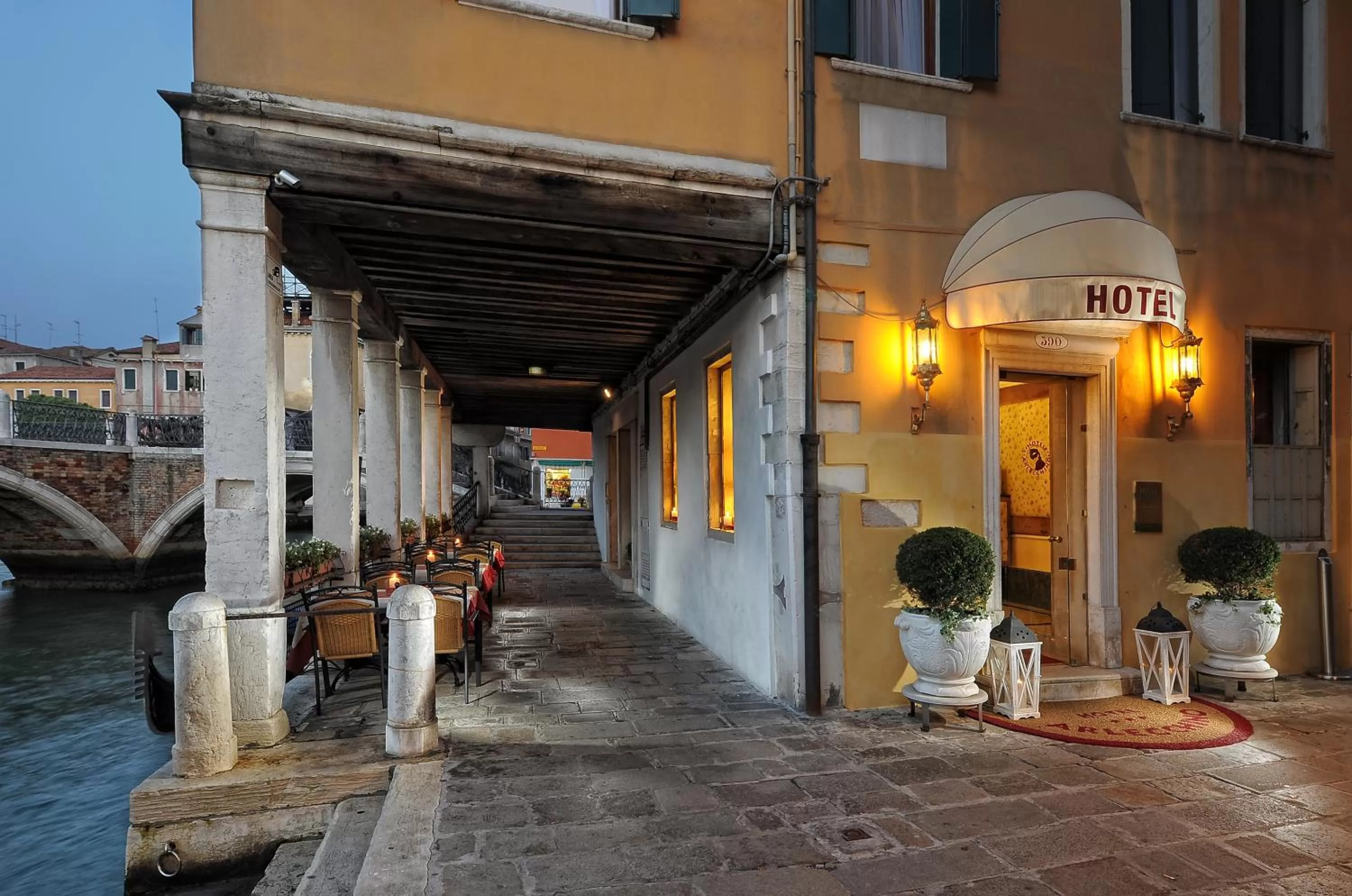 Facade/entrance in Hotel Arlecchino