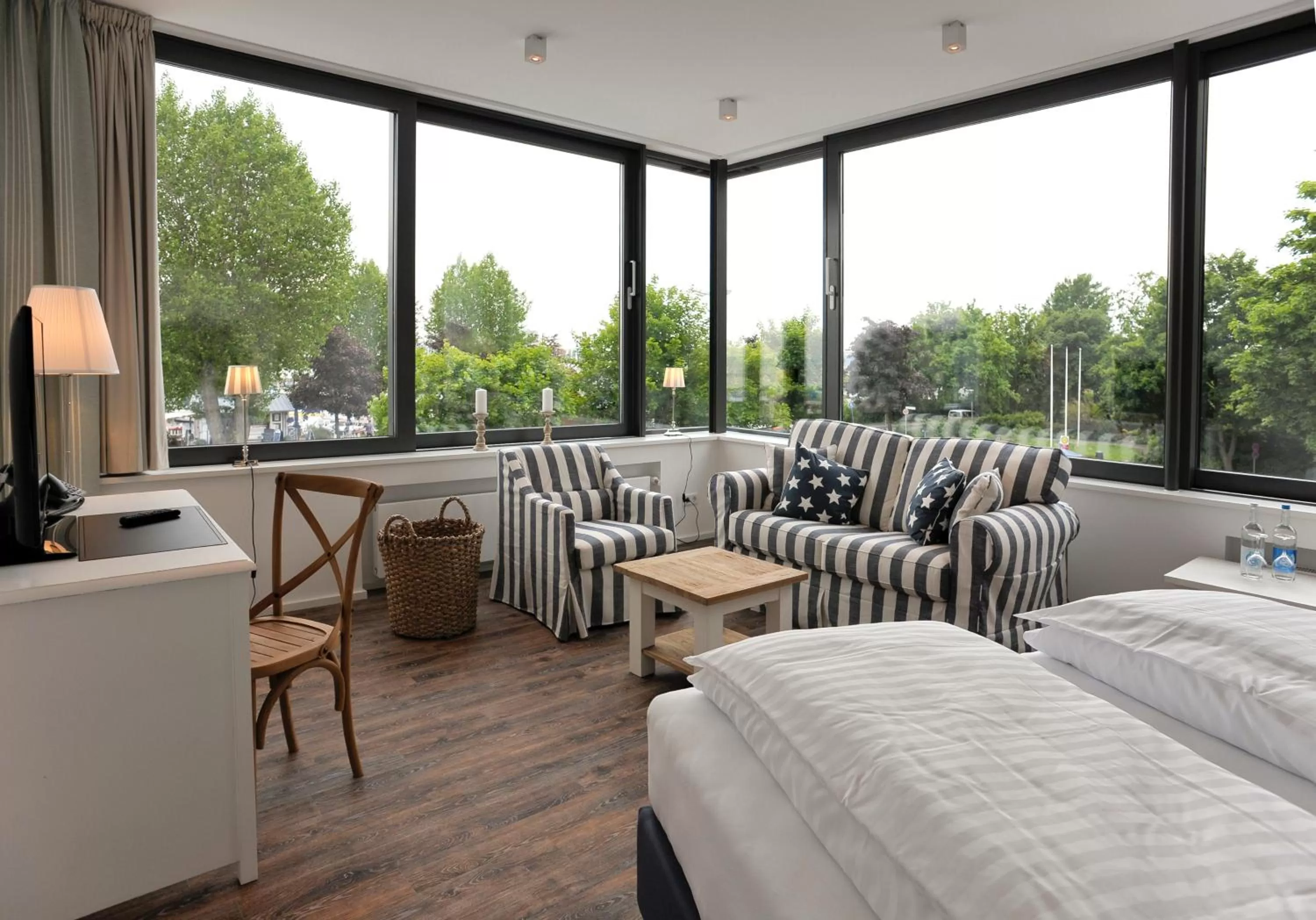 Seating area, Bed in ACQUA Strande Yachthotel & Restaurant