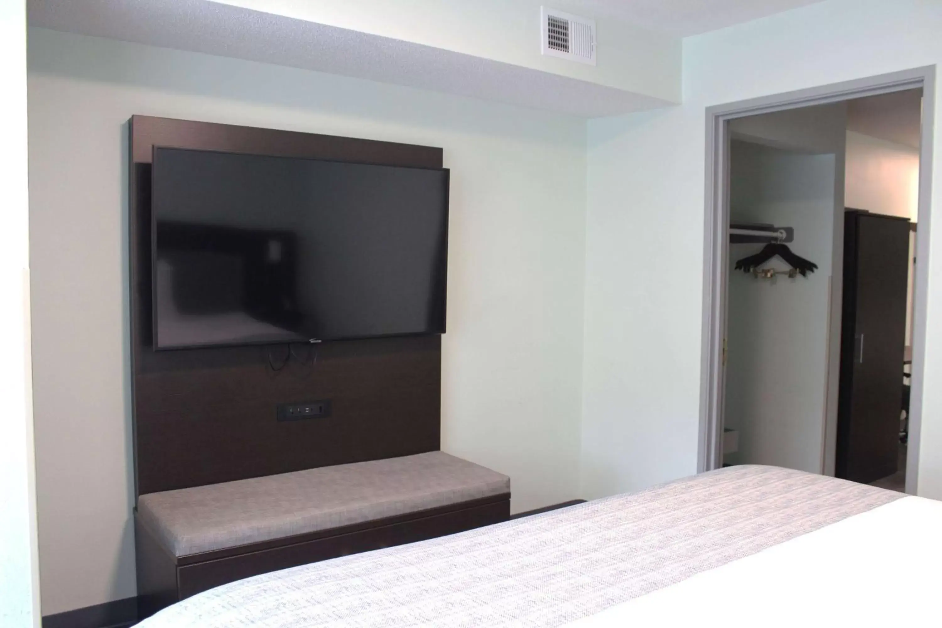 Photo of the whole room, TV/Entertainment Center in Wingate by Wyndham Waldorf - Washington DC Area