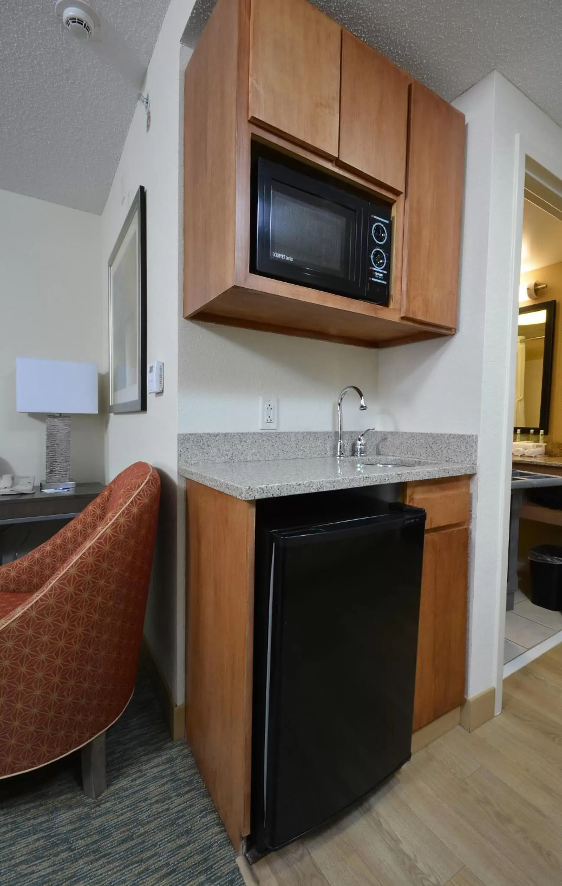 Living room, Kitchen/Kitchenette in Holiday Inn Express Hotel & Suites High Point South, an IHG Hotel