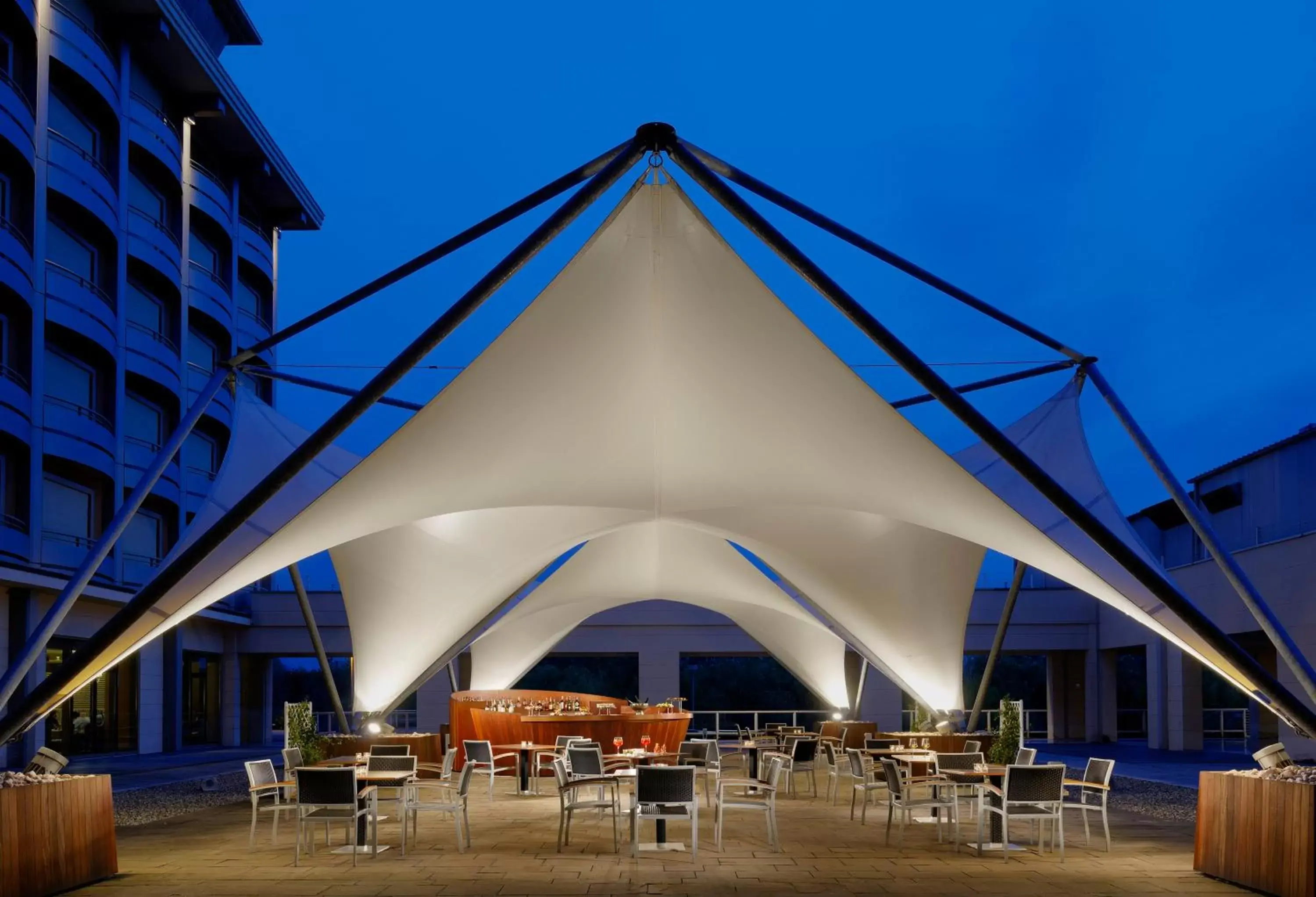 Balcony/Terrace, Restaurant/Places to Eat in UNAHOTELS Expo Fiera Milano