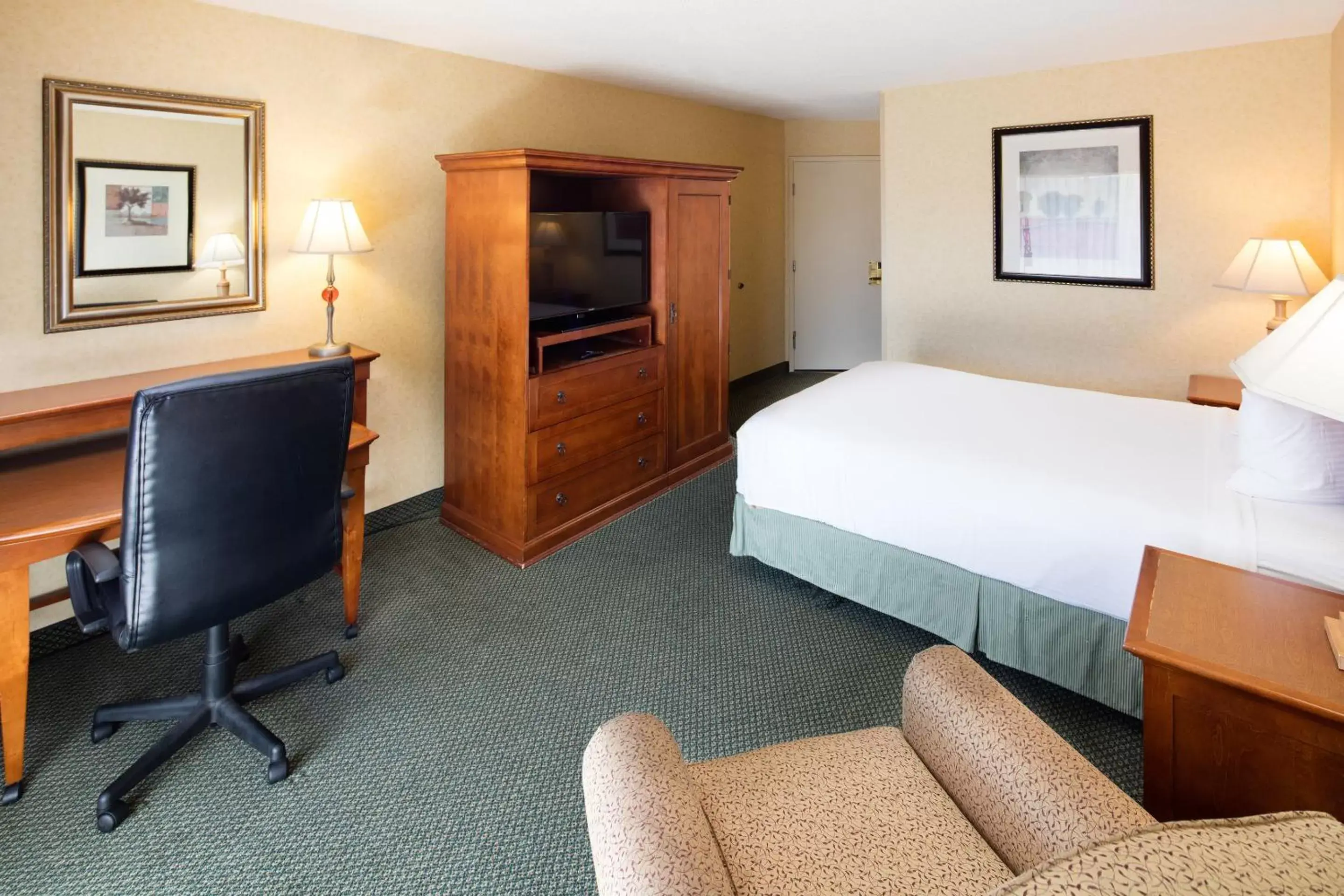 Photo of the whole room, TV/Entertainment Center in Red Lion Hotel Pendleton