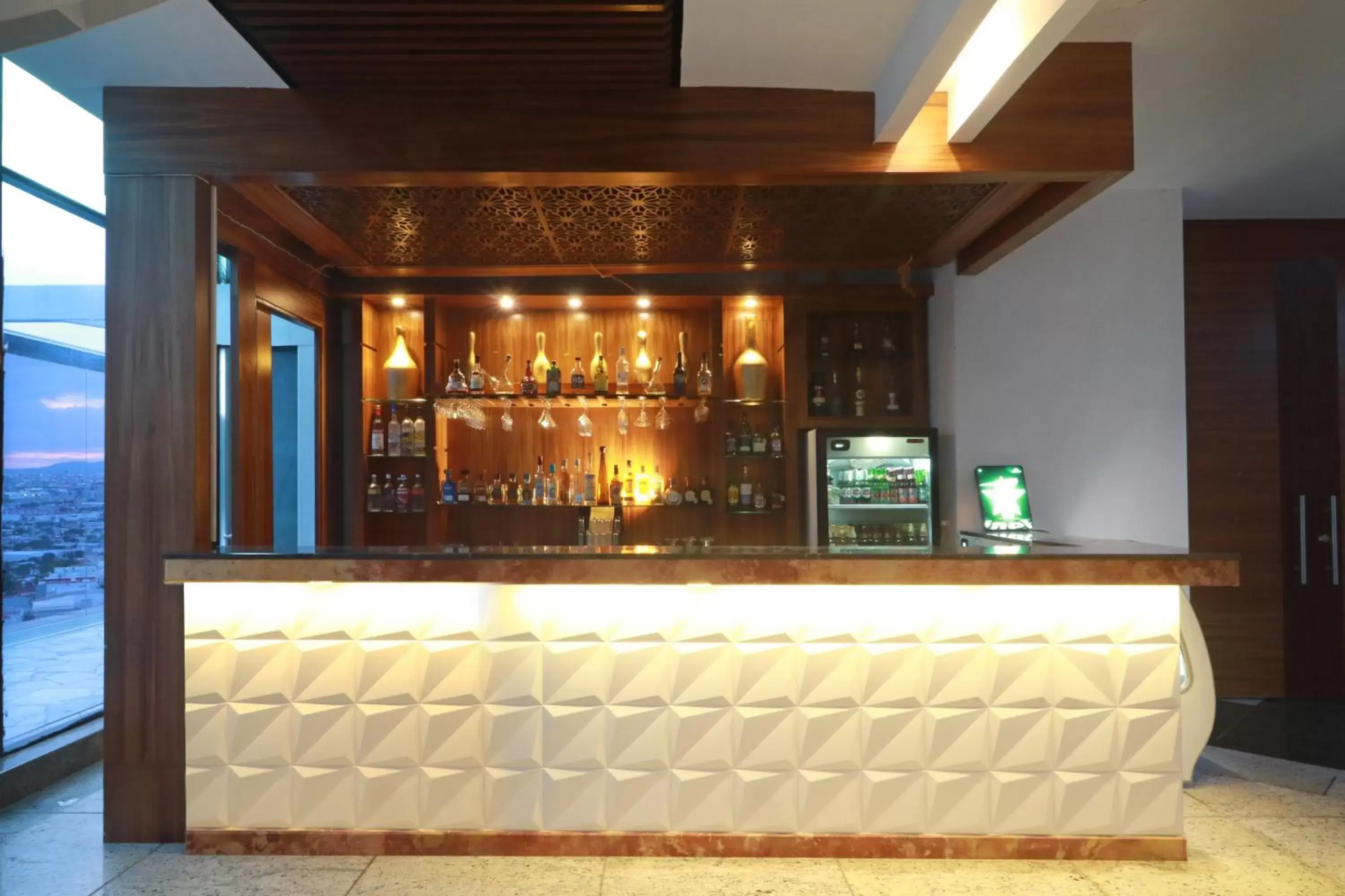 Lounge or bar, Lounge/Bar in Holiday Inn Queretaro Zona Diamante, an IHG Hotel