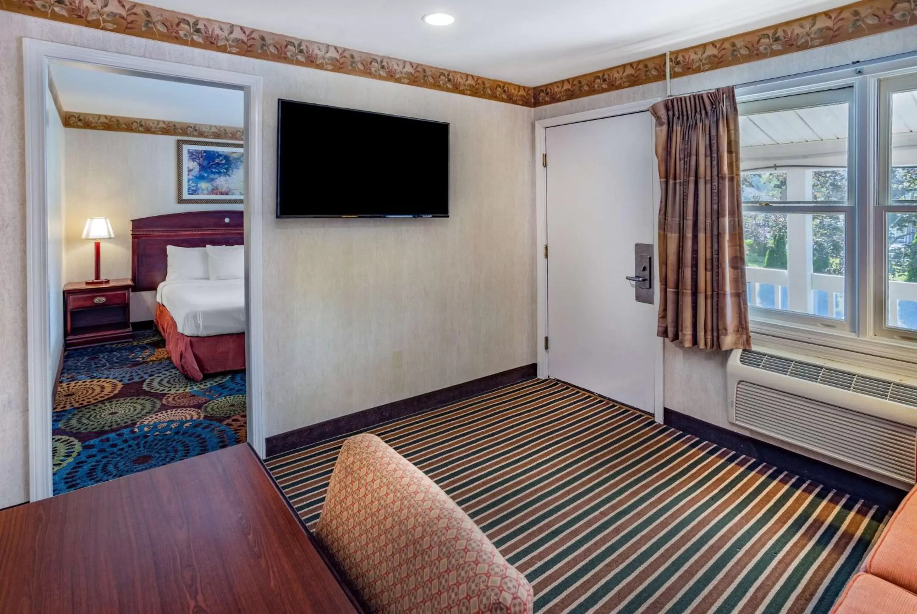 Photo of the whole room, TV/Entertainment Center in Travelodge by Wyndham Great Barrington Berkshires