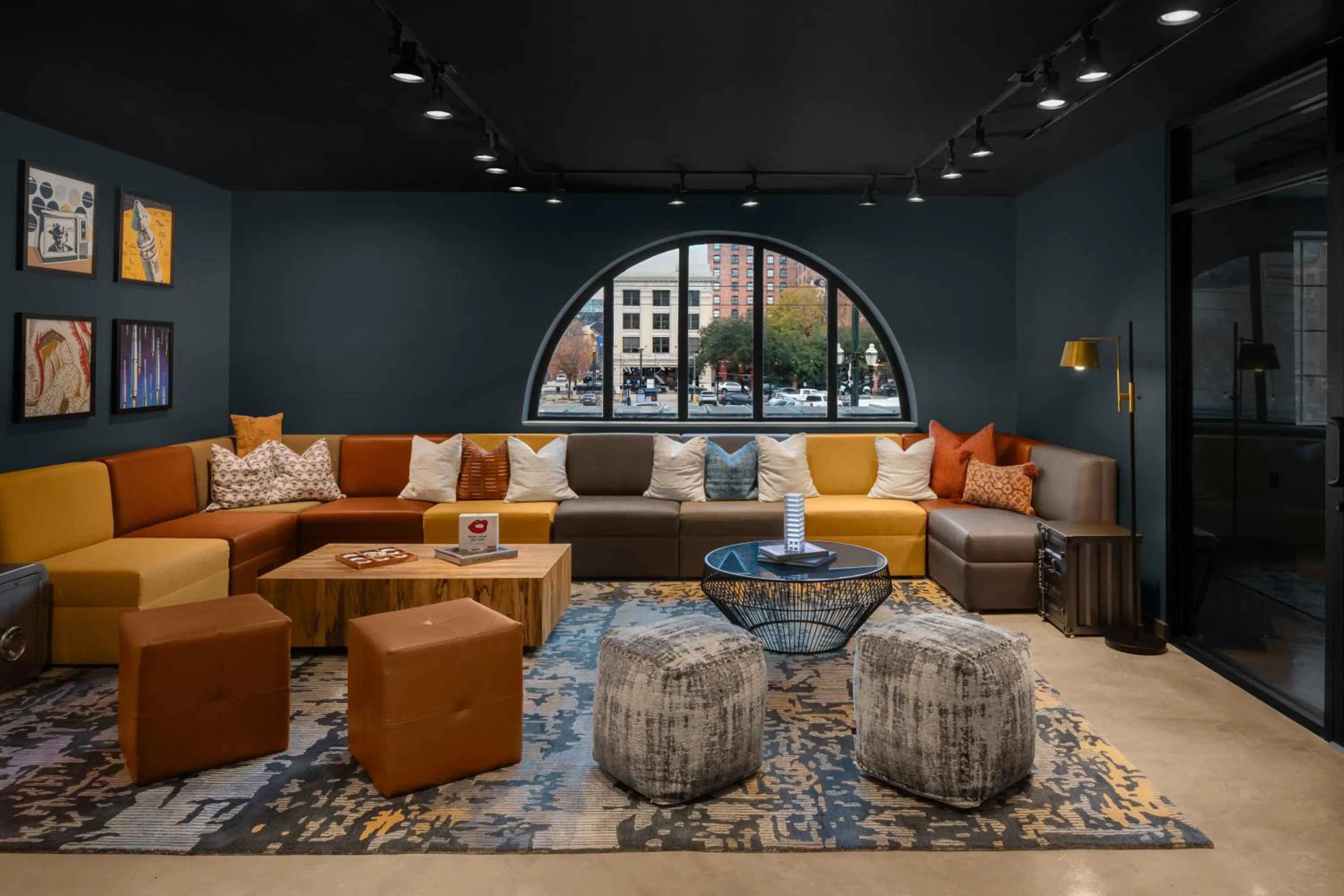 Communal lounge/ TV room in Moxy Houston Downtown