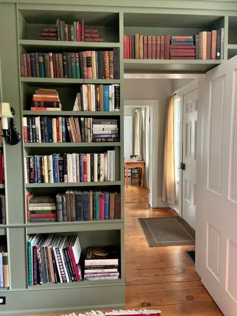 Library in Woodbourne Inn