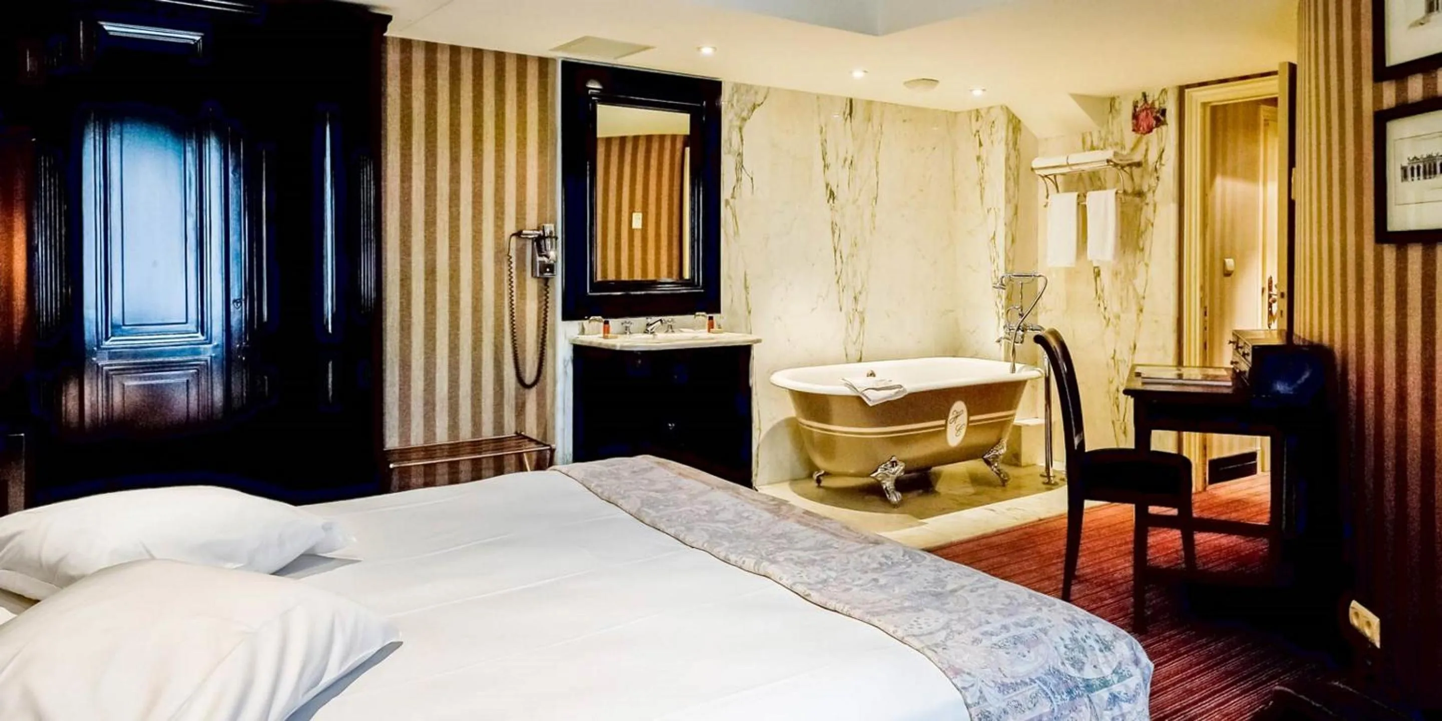 Bathroom, Bed in Hôtel Chateaubriand