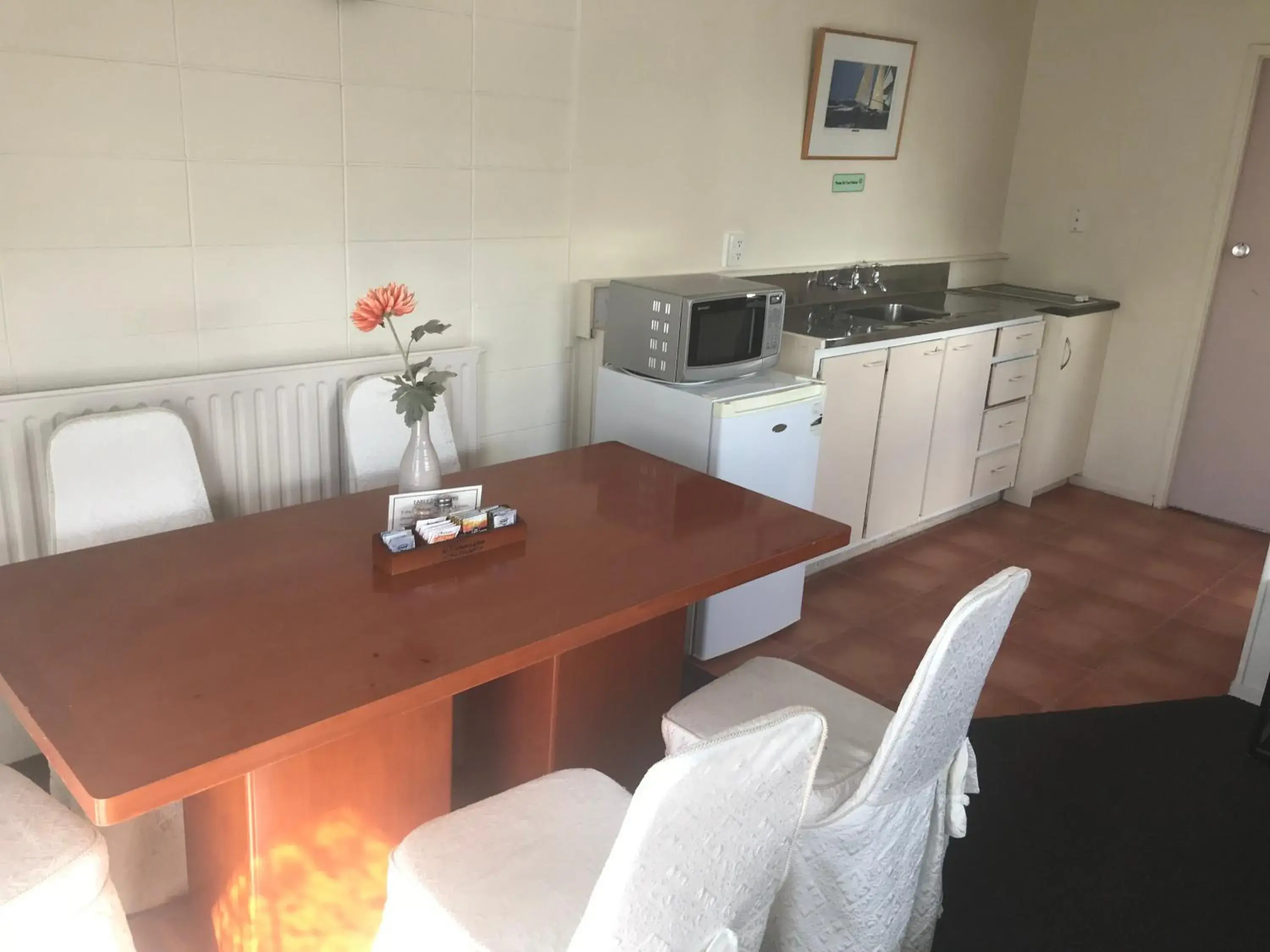 Kitchen/Kitchenette in Gateway International Motel