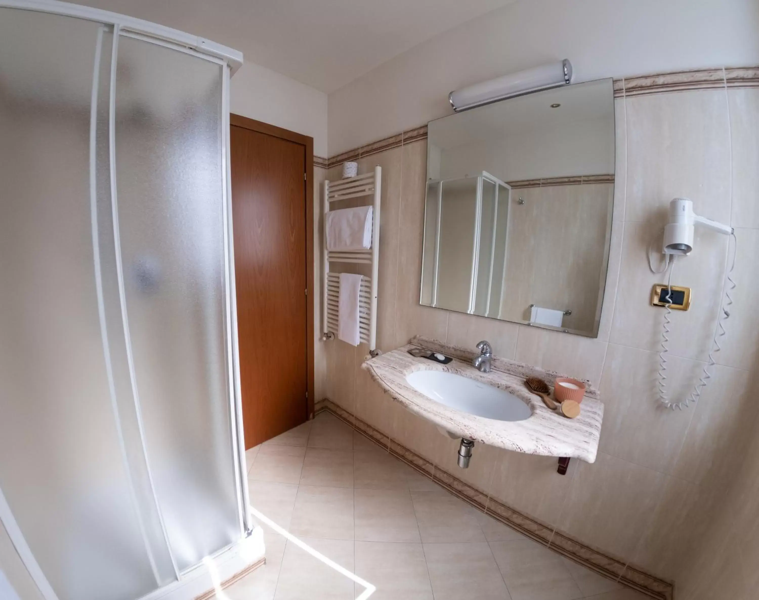 Shower, Bathroom in Grand Hotel Elite