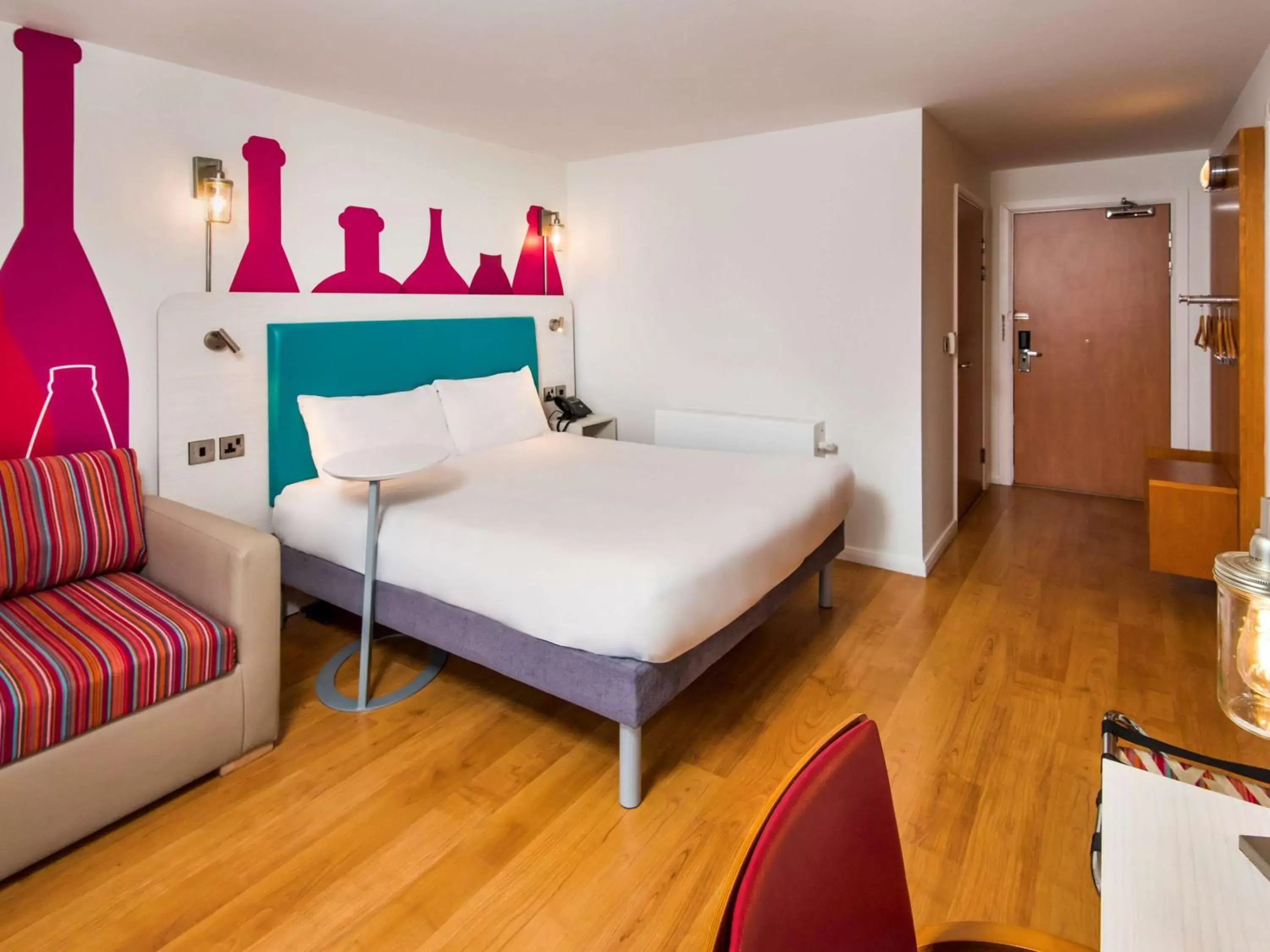 Photo of the whole room in ibis Styles Barnsley