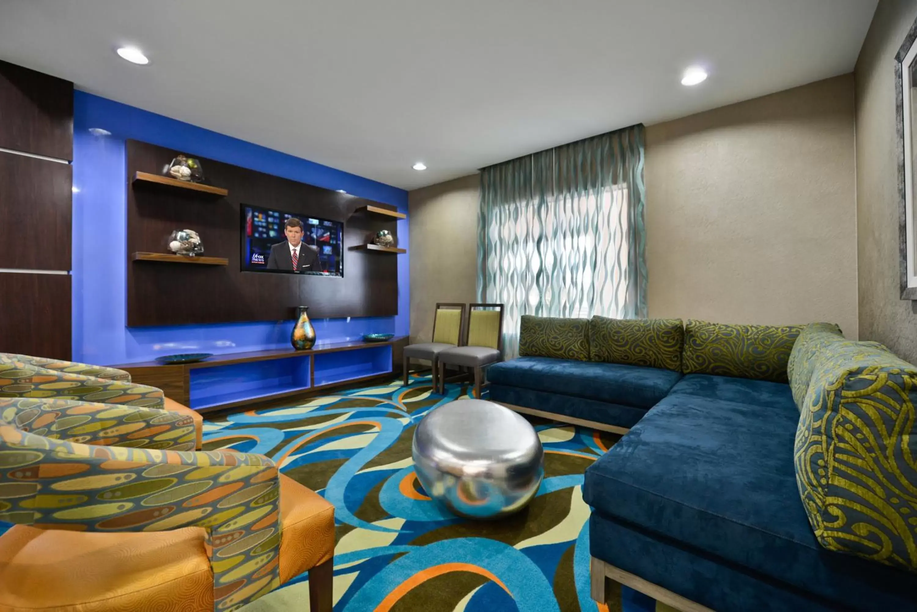 Lobby or reception, Lounge/Bar in Holiday Inn Express & Suites Forrest City, an IHG Hotel