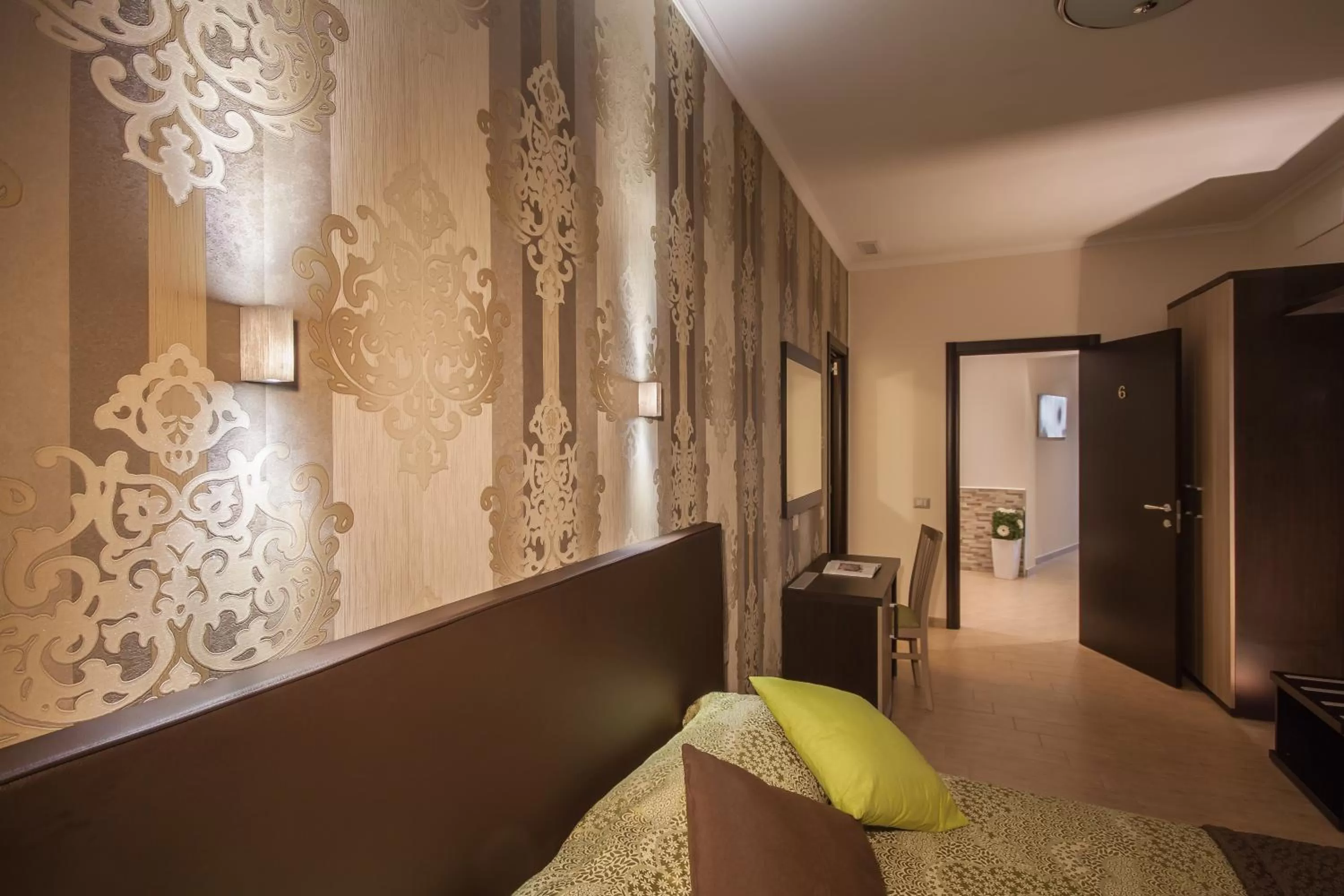 Photo of the whole room, Bed in Rome Kings Suite