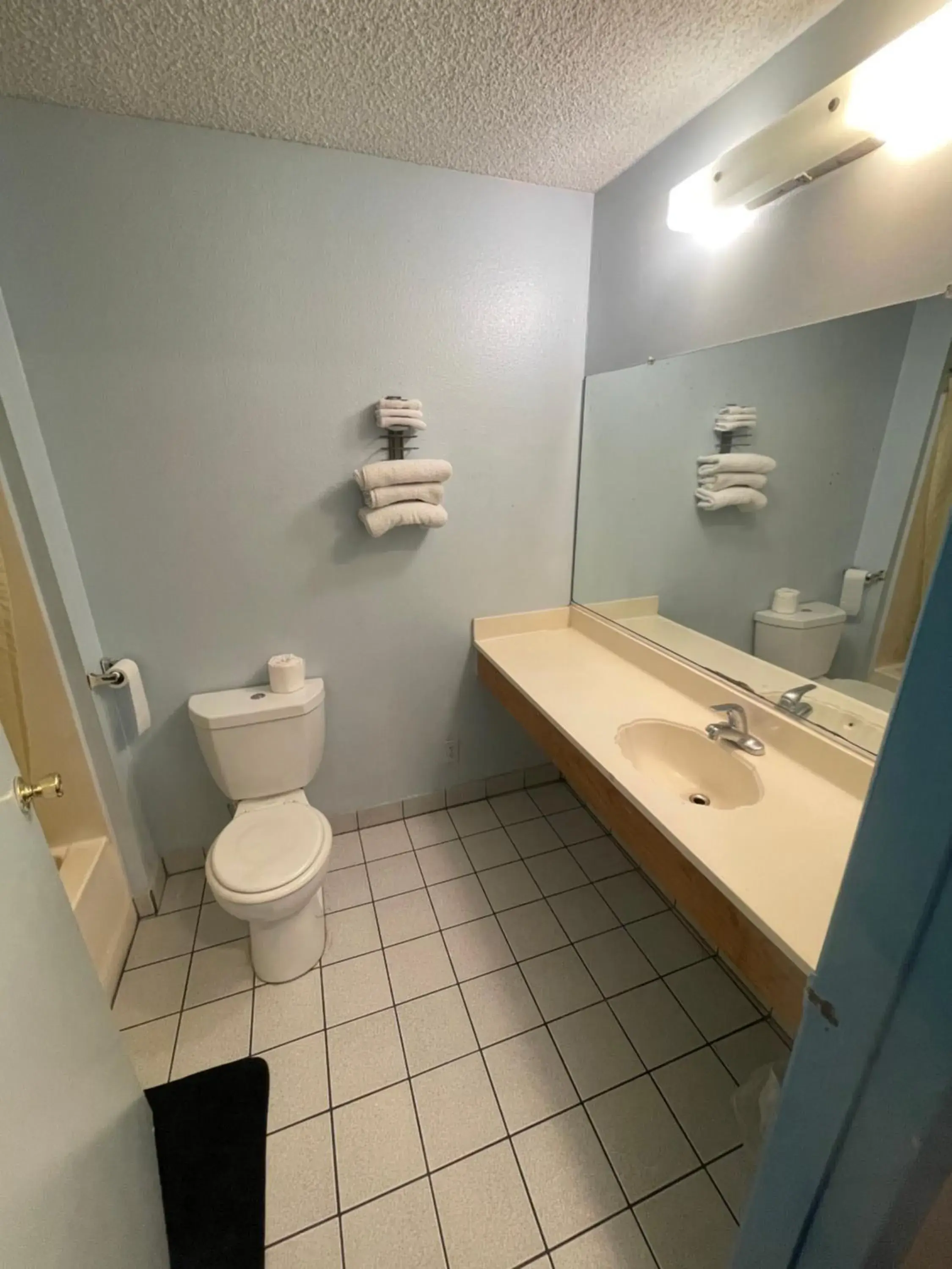 Bathroom in Chester Inn Motel