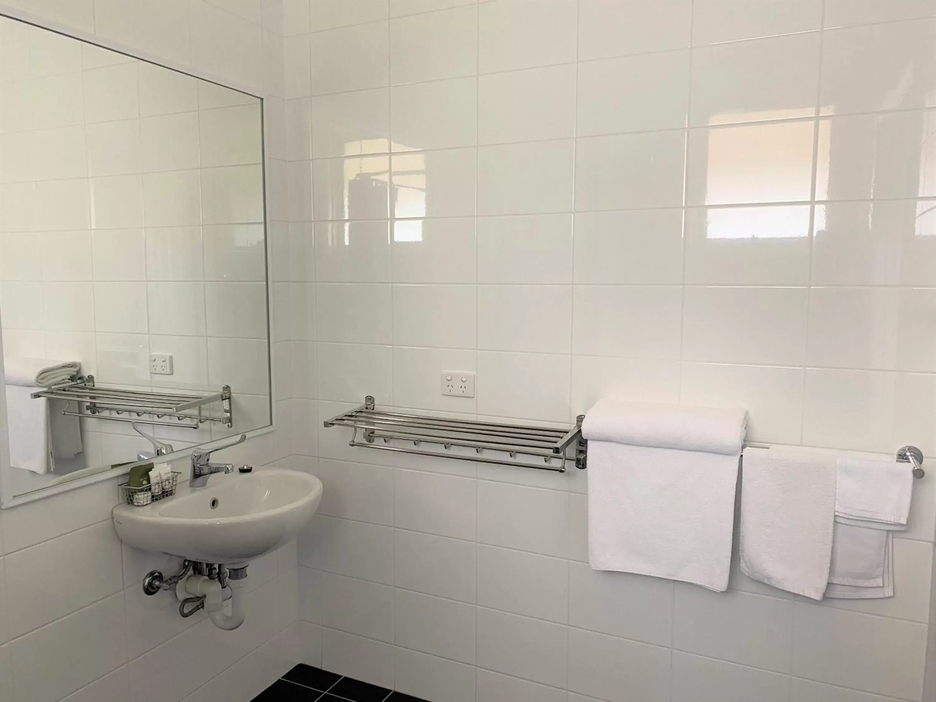 Bathroom in Bishops Lodge Motor Inn