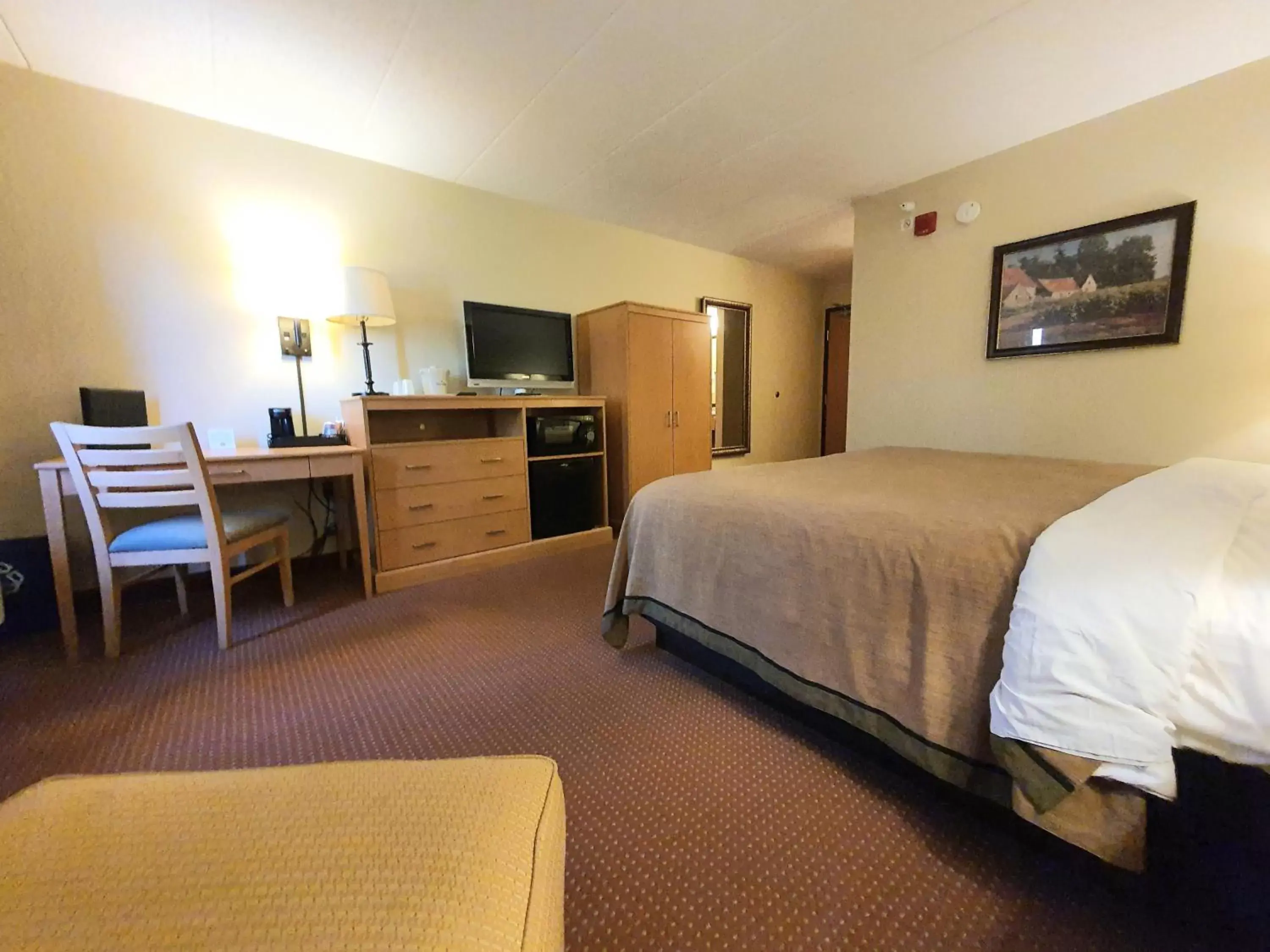 Bed in AmeriVu Inn and Suites - Waconia