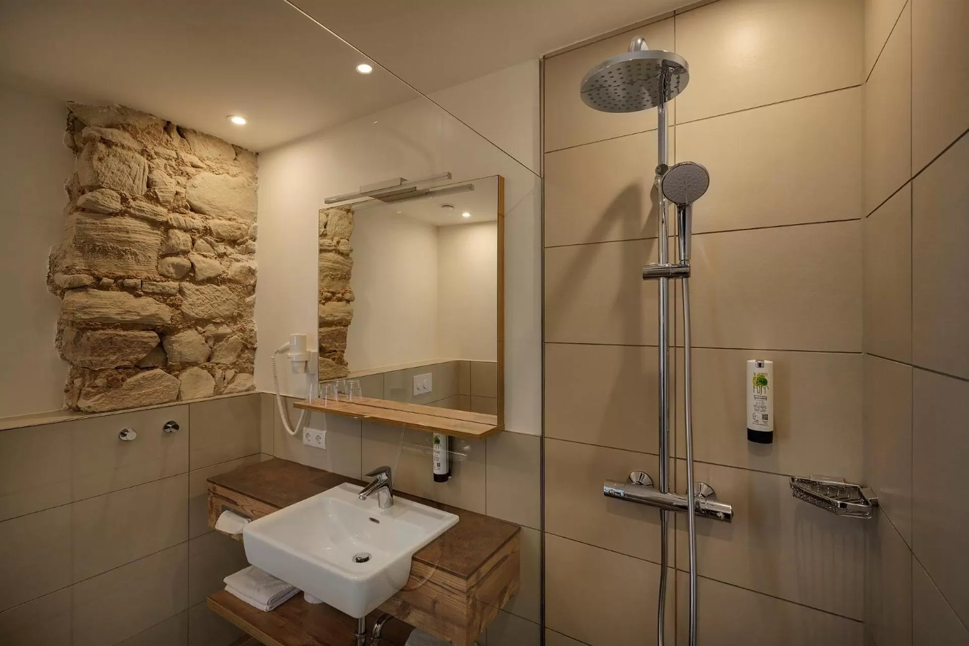 Shower in ApartHotel Rose