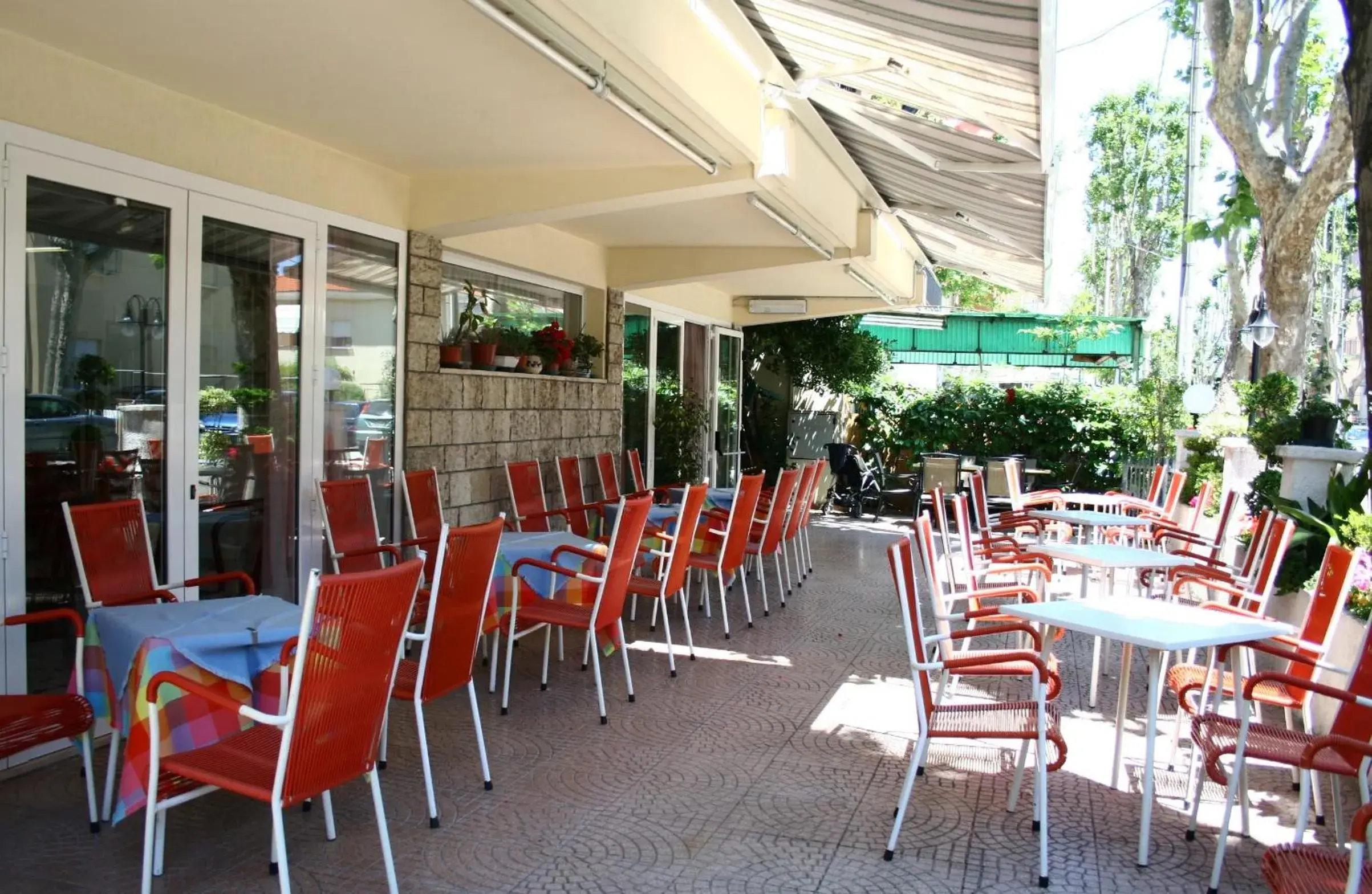 Patio, Restaurant/Places to Eat in Hotel Urania