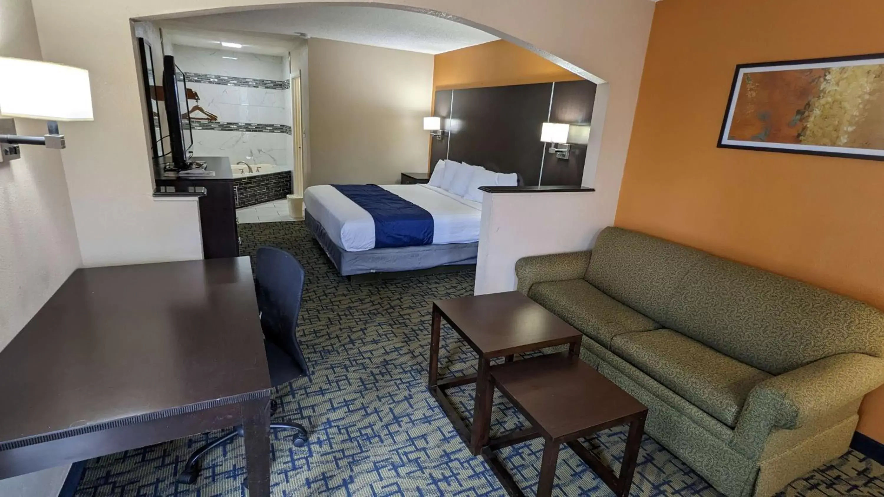 Bed, Seating Area in SureStay Hotel by Best Western Meridian