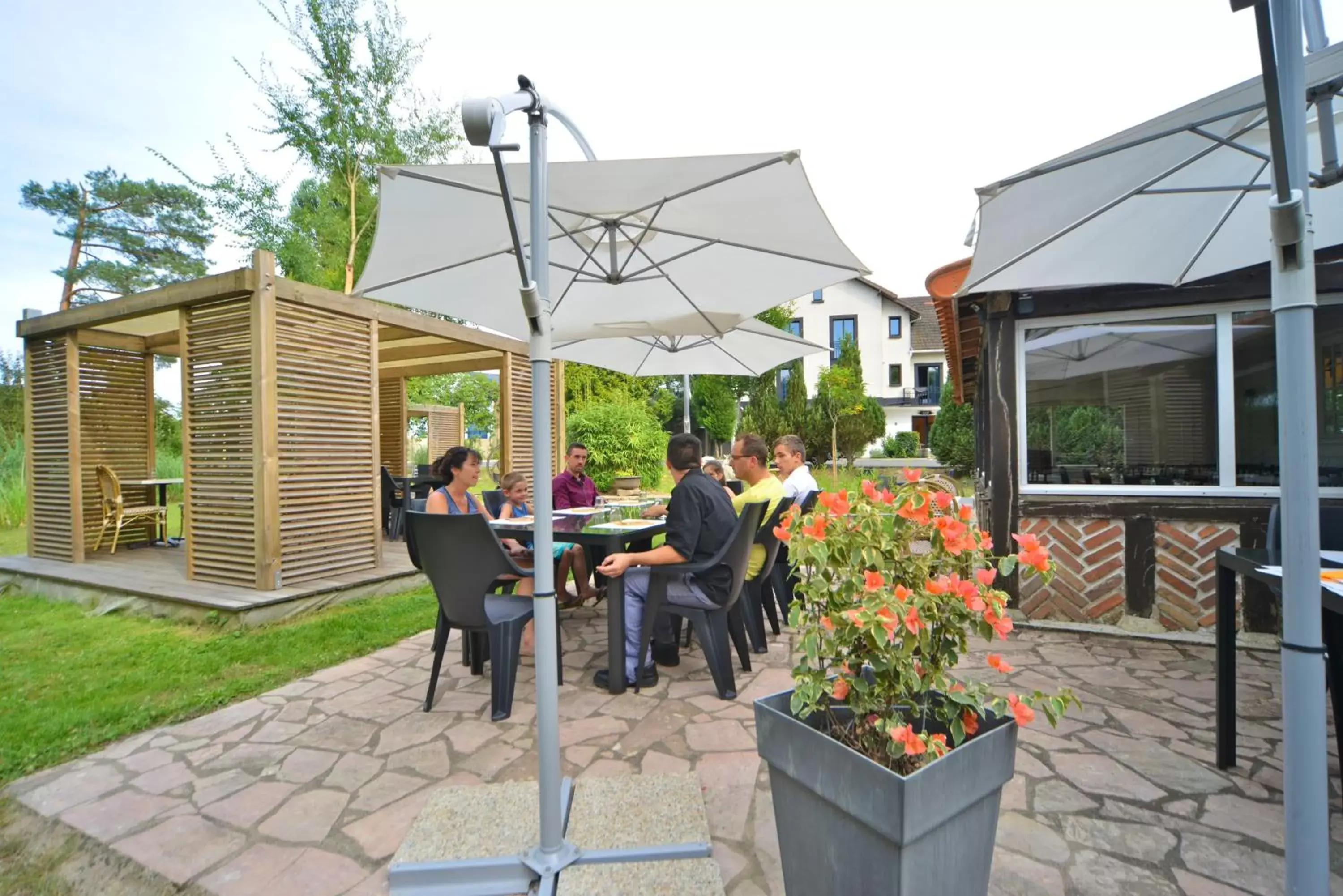 Patio in Logis - Hotel Restaurant La Mire