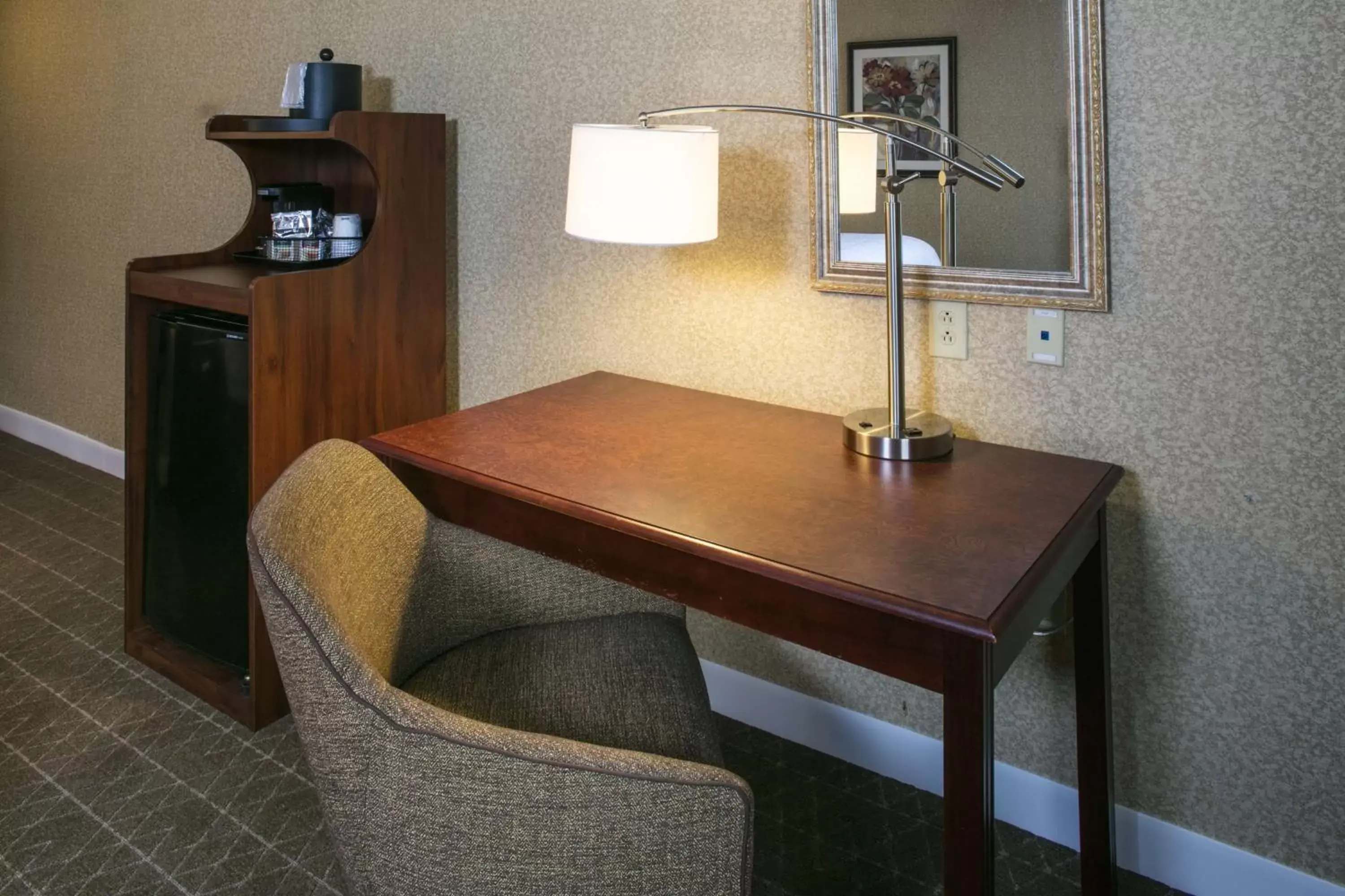 Bed, Seating Area in Hampton Inn & Suites Toledo-Perrysburg