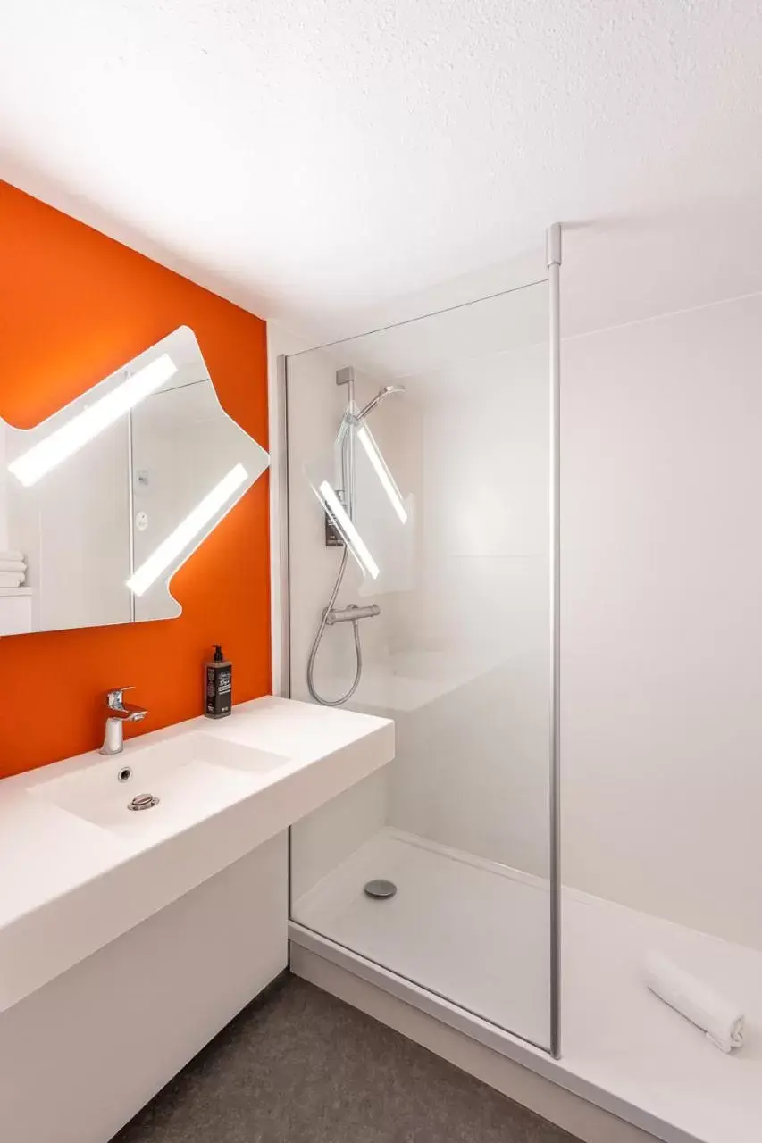 Shower, Bathroom in ibis budget Nancy Porte Sud