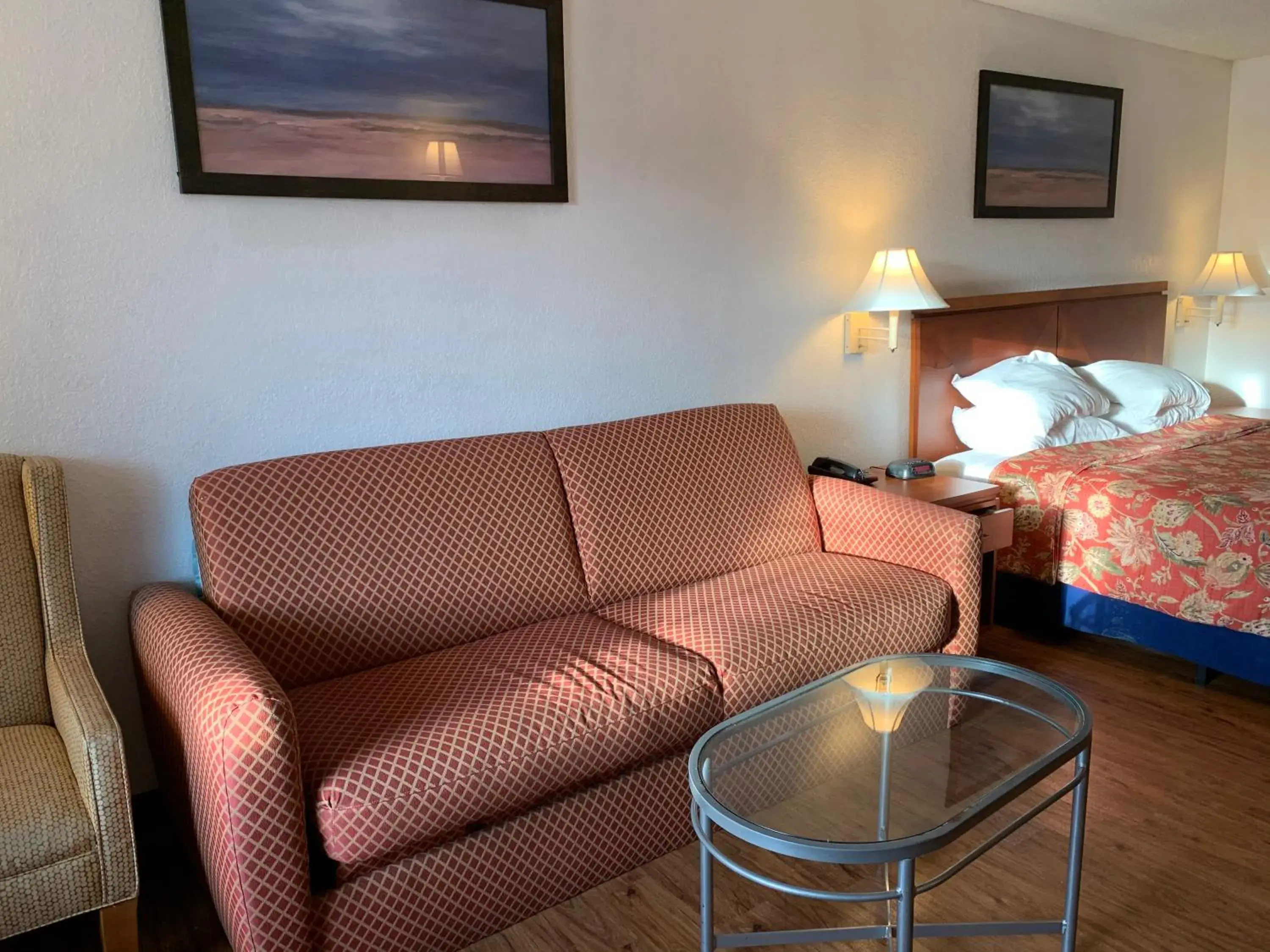 Bed, Seating Area in Travelodge Suites by Wyndham MacClenny