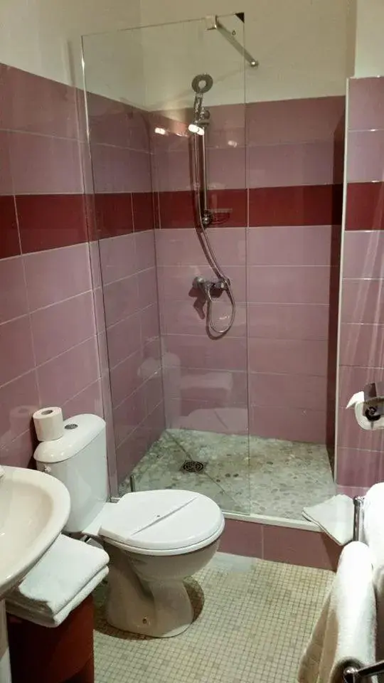 Bathroom in Hotel De France