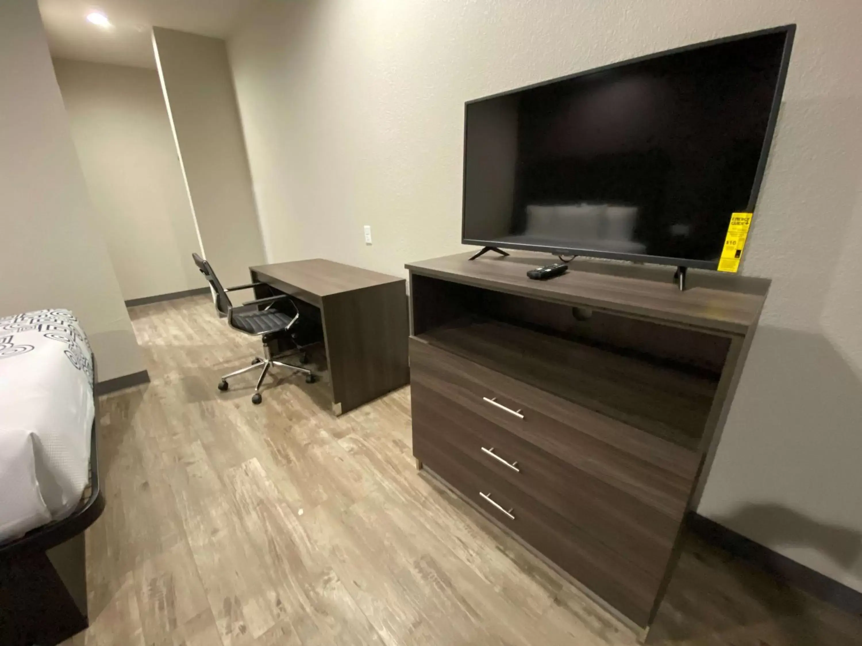Photo of the whole room, TV/Entertainment Center in SureStay Plus Hotel by Best Western Ada