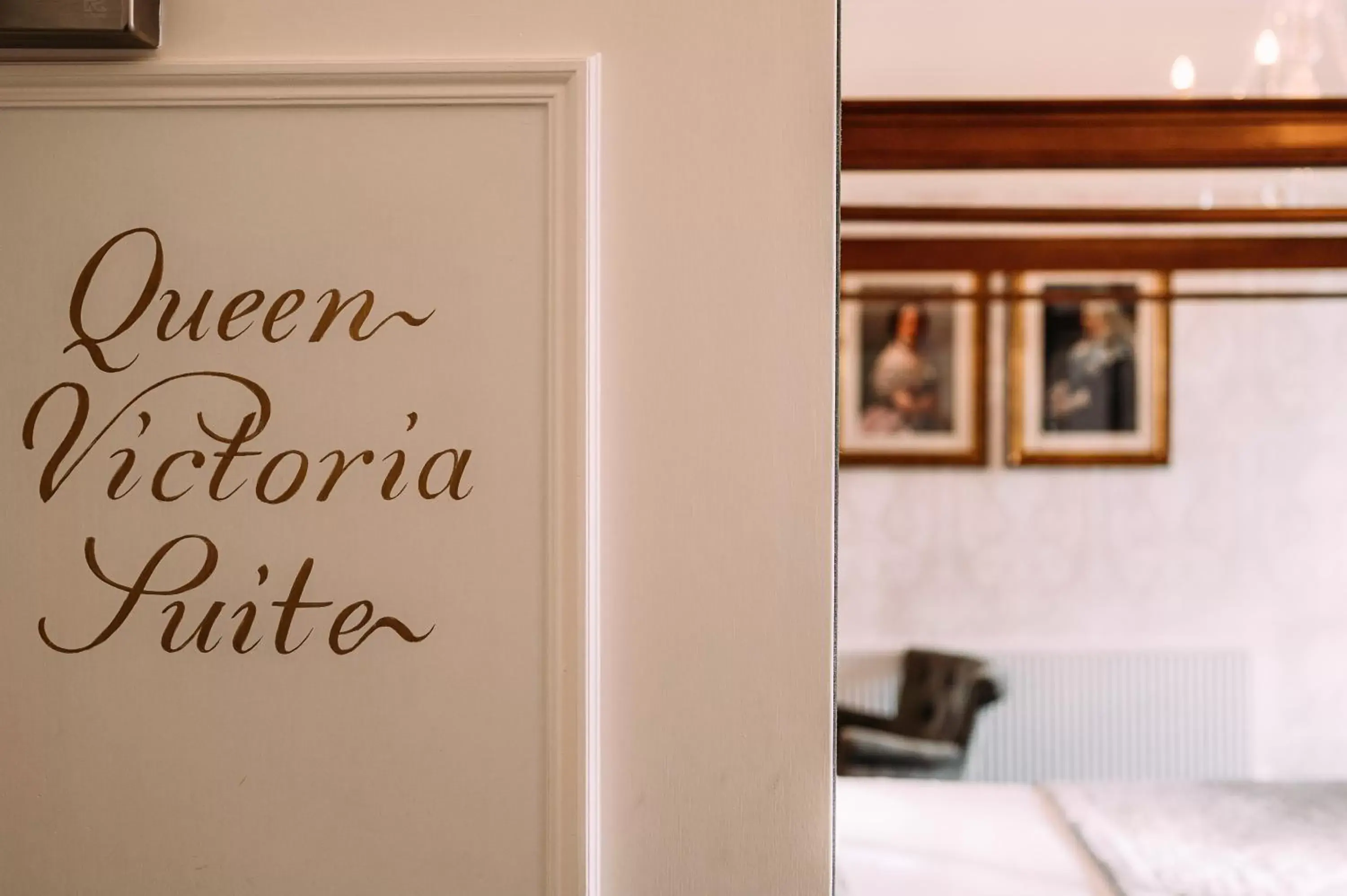 Bedroom in The Queens Hotel