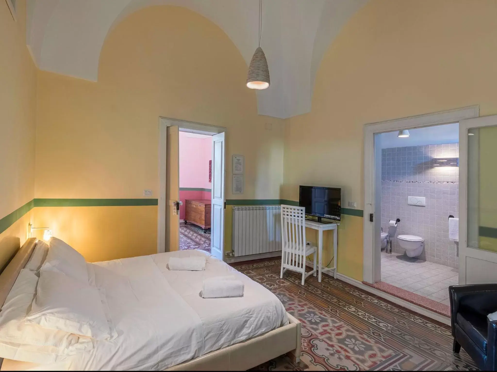 Photo of the whole room, Bed in La Naca Della Taranta B&B