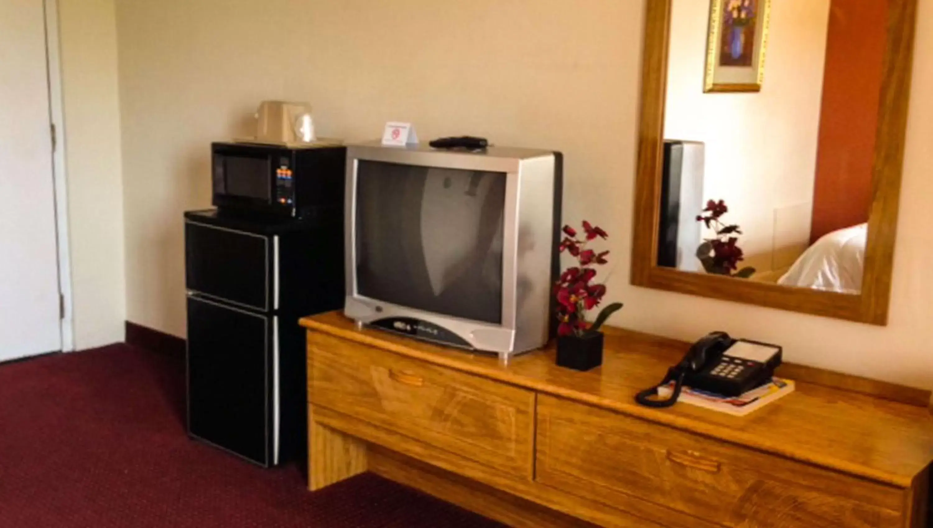Photo of the whole room, TV/Entertainment Center in Manchester Inn