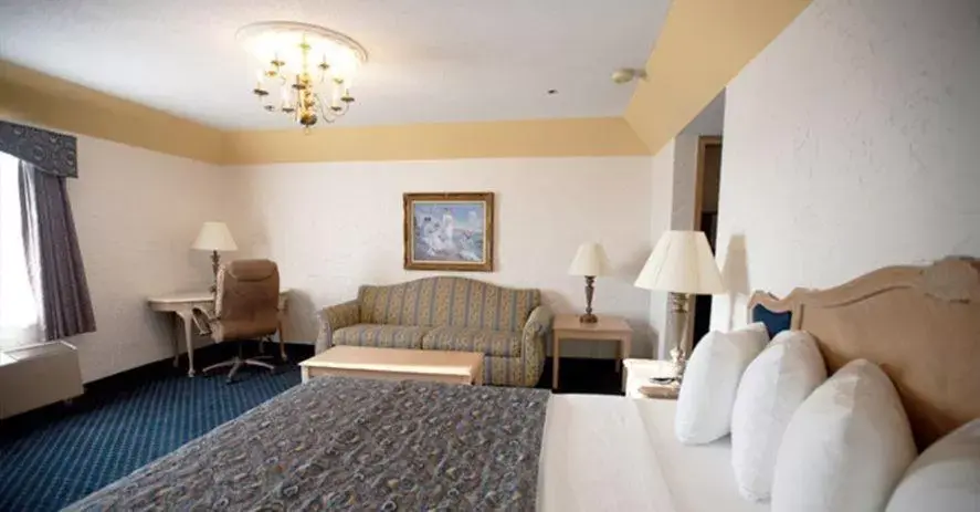 Bed, Seating Area in The Chateau Bloomington Hotel and Conference Center