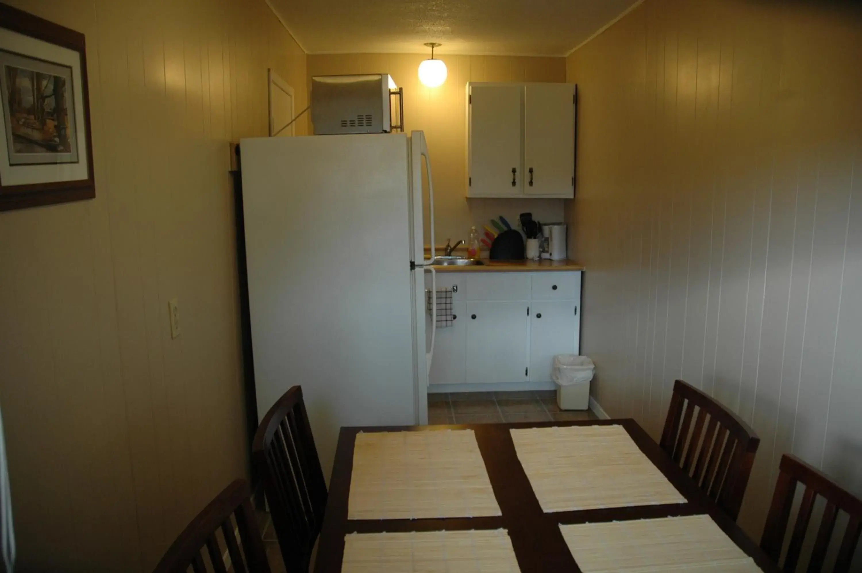 Dining area, Kitchen/Kitchenette in Blue Moon Motel