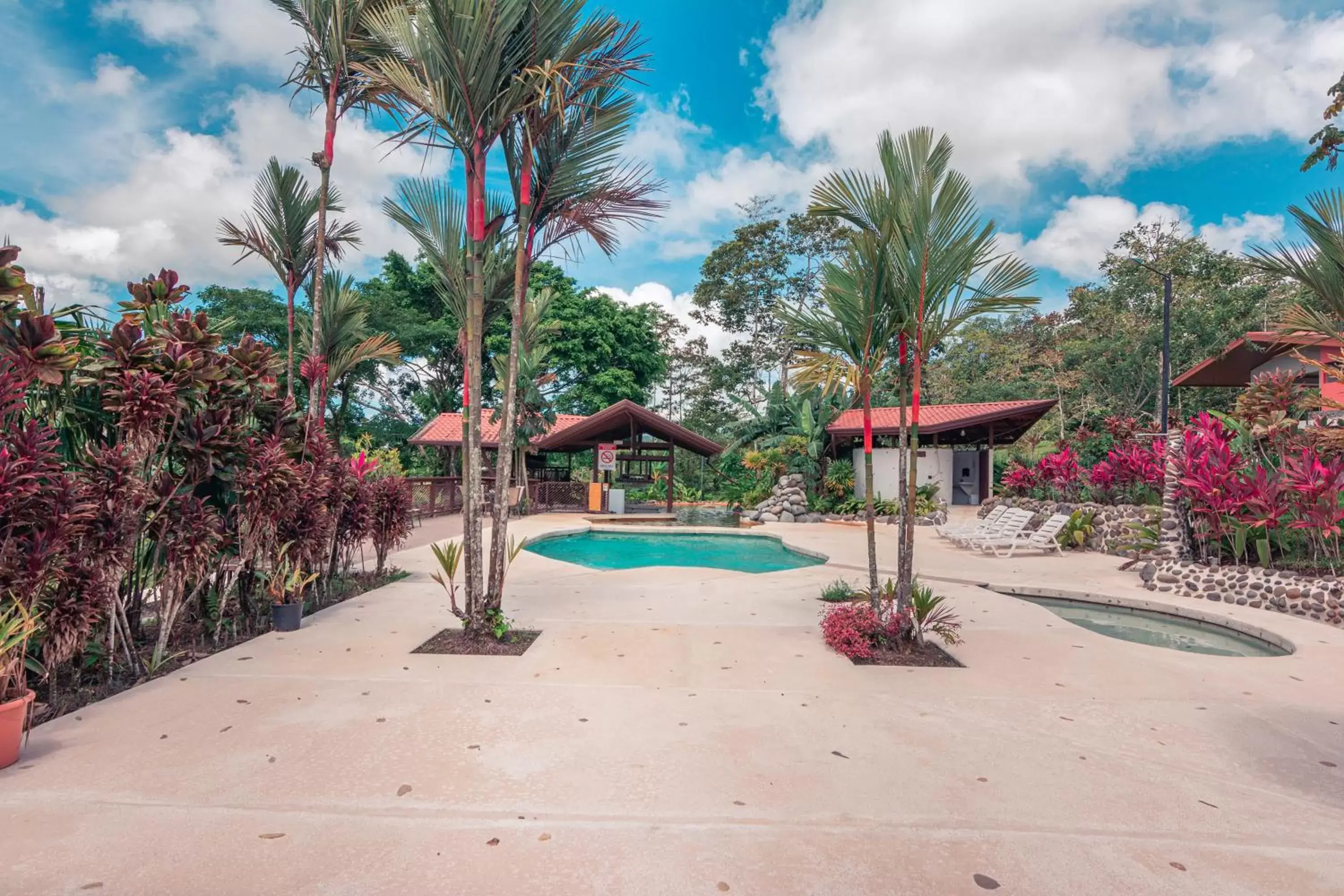 Swimming Pool in Miradas Arenal Hotel & Hotsprings