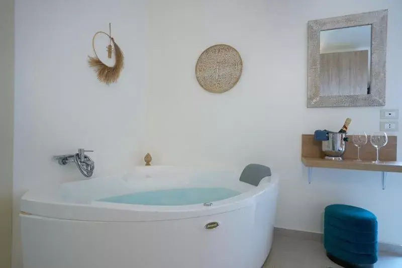 Hot Tub, Bathroom in B&B Il Girasole