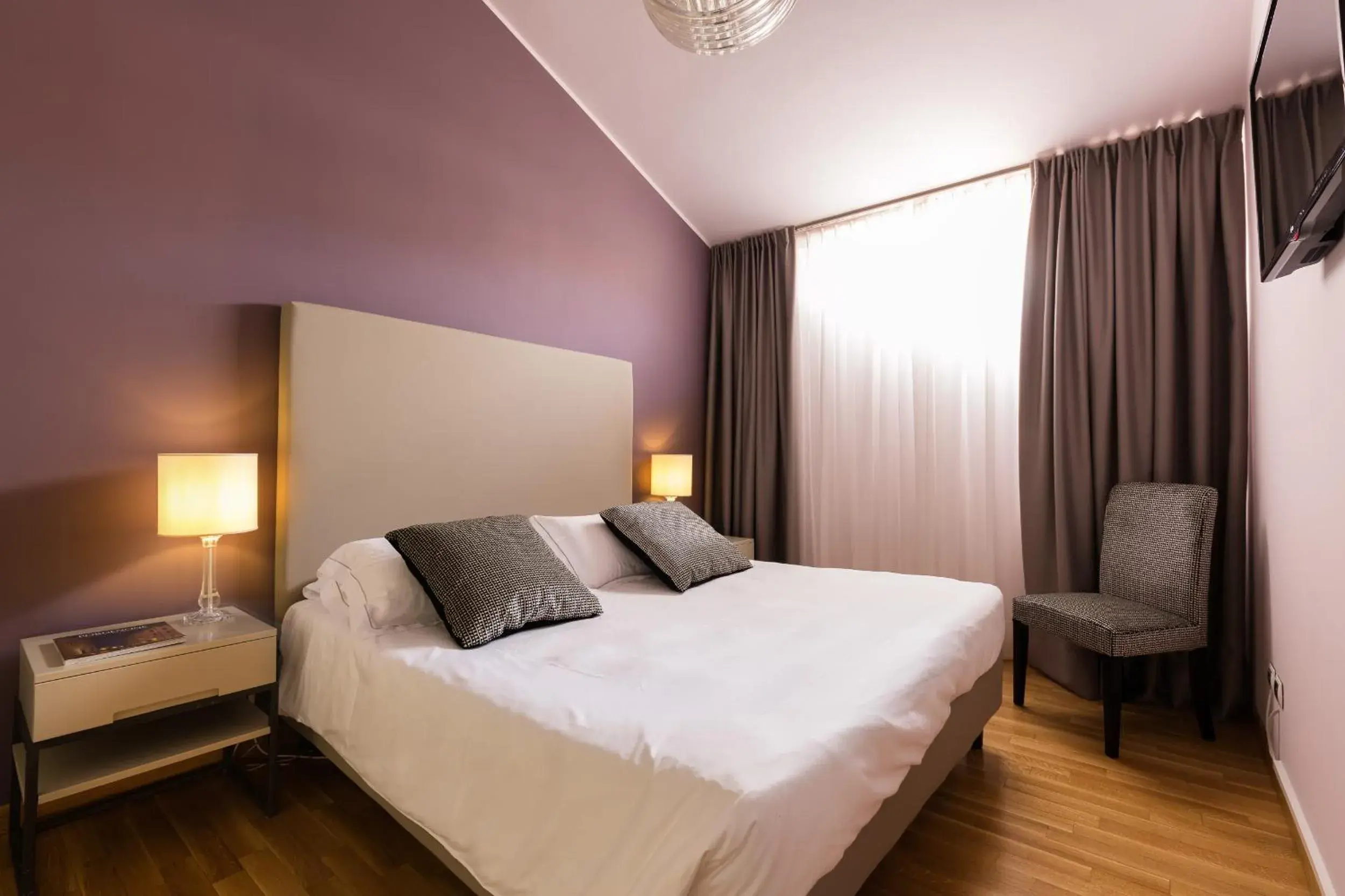TV and multimedia, Bed in Escalus Luxury Suites Verona