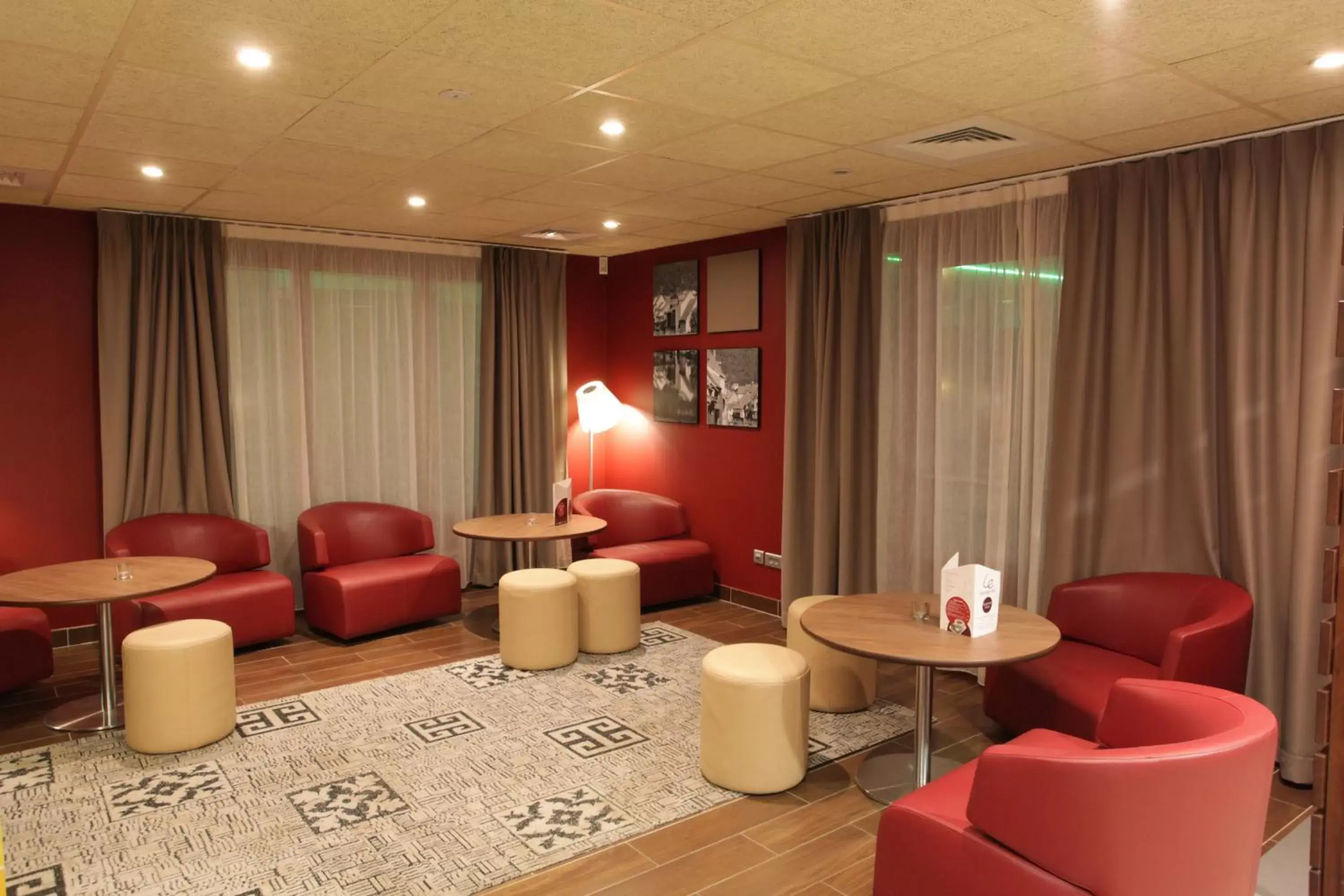 Seating area in Hotel Campanile Besançon Nord Ecole Valentin