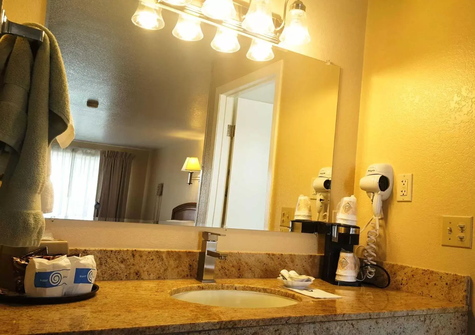 Bedroom, Bathroom in Bristlecone Motel