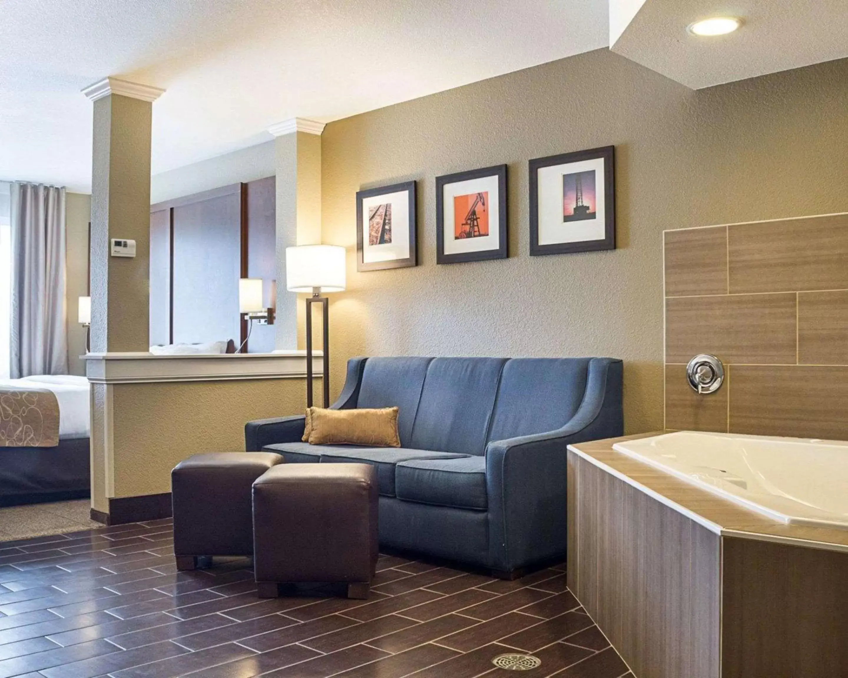 Photo of the whole room, Seating Area in Comfort Suites Minot