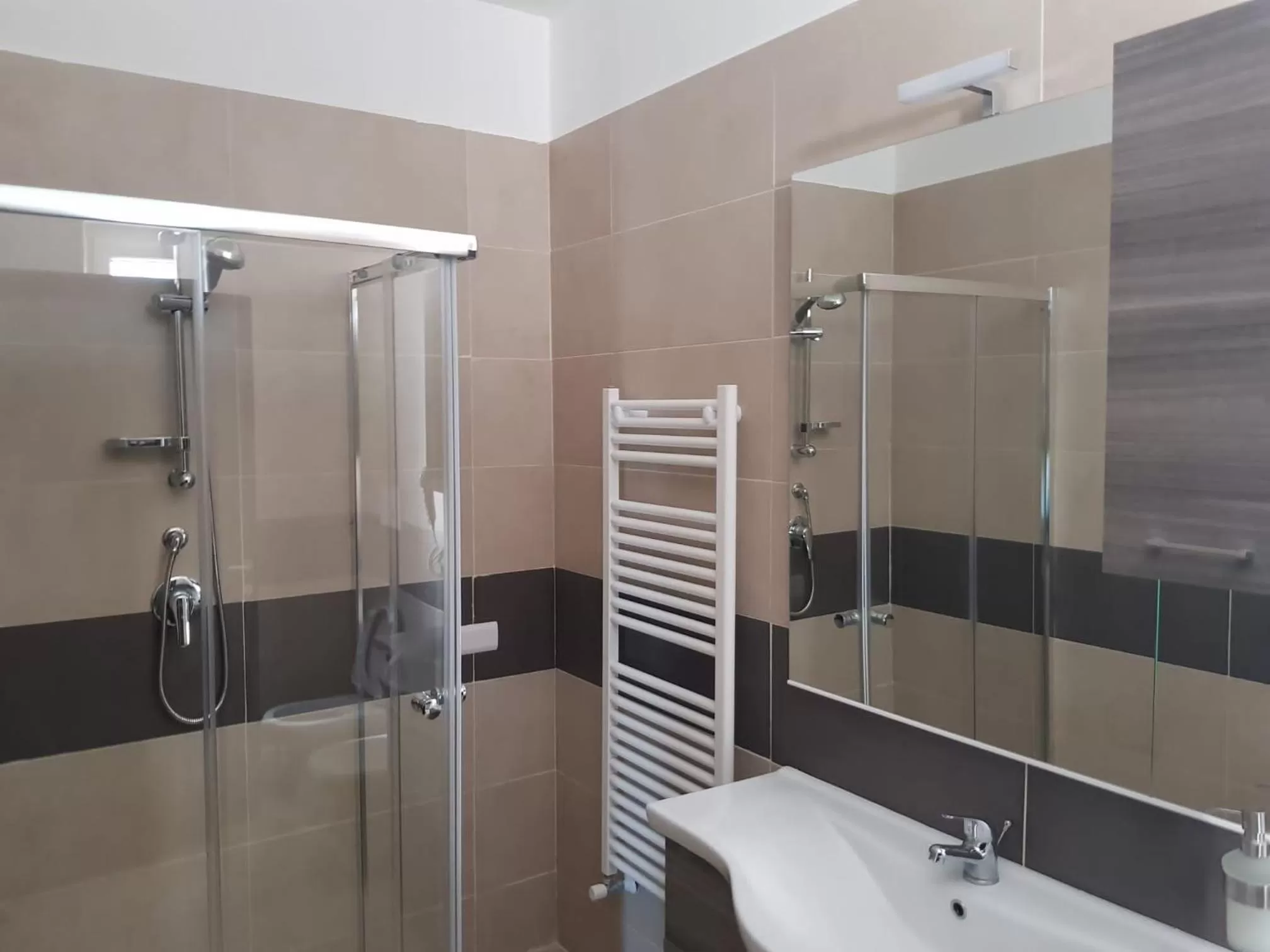 Bathroom in Montesarchiorooms