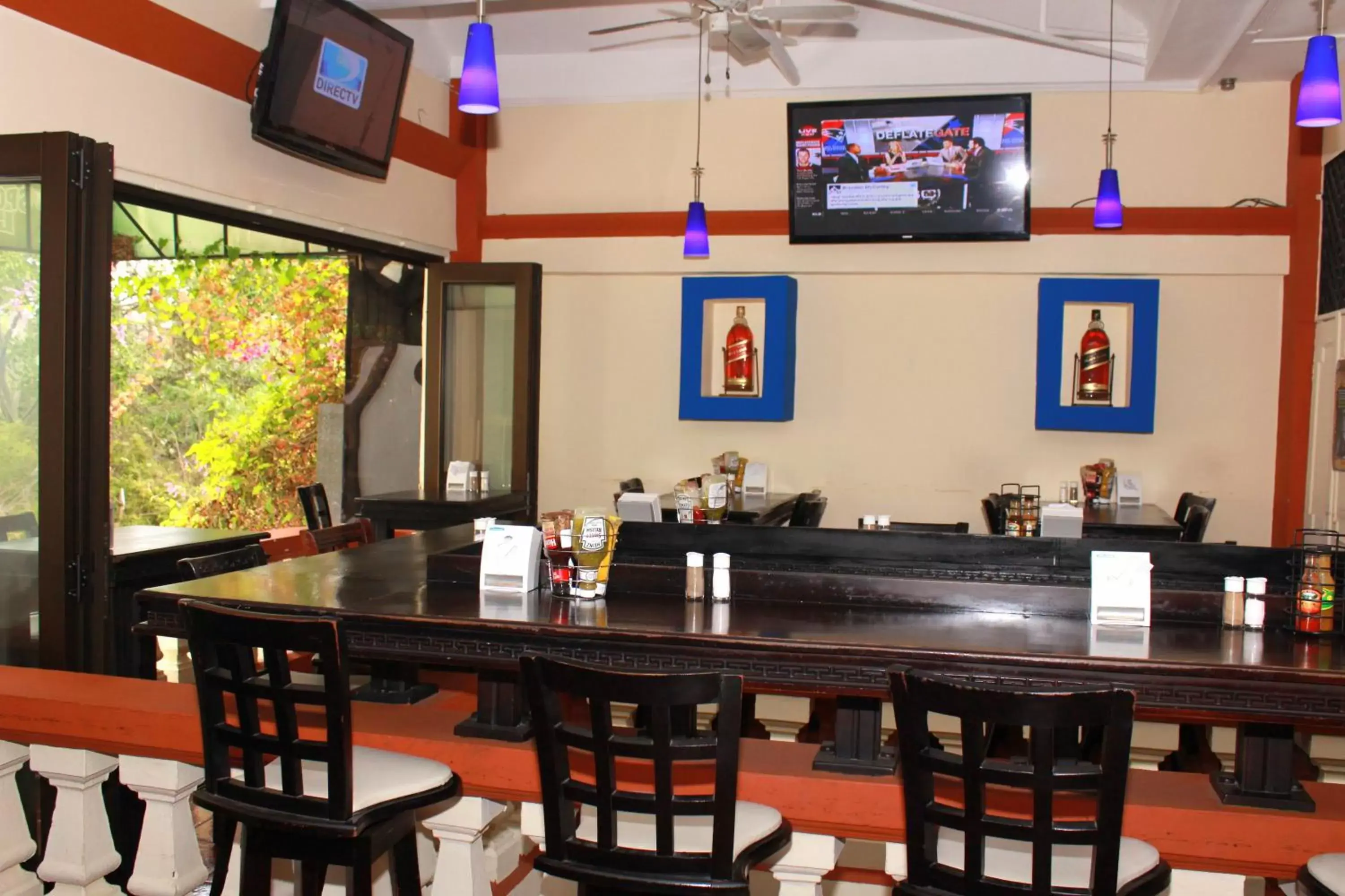 Lounge or bar in Sportsmens Lodge
