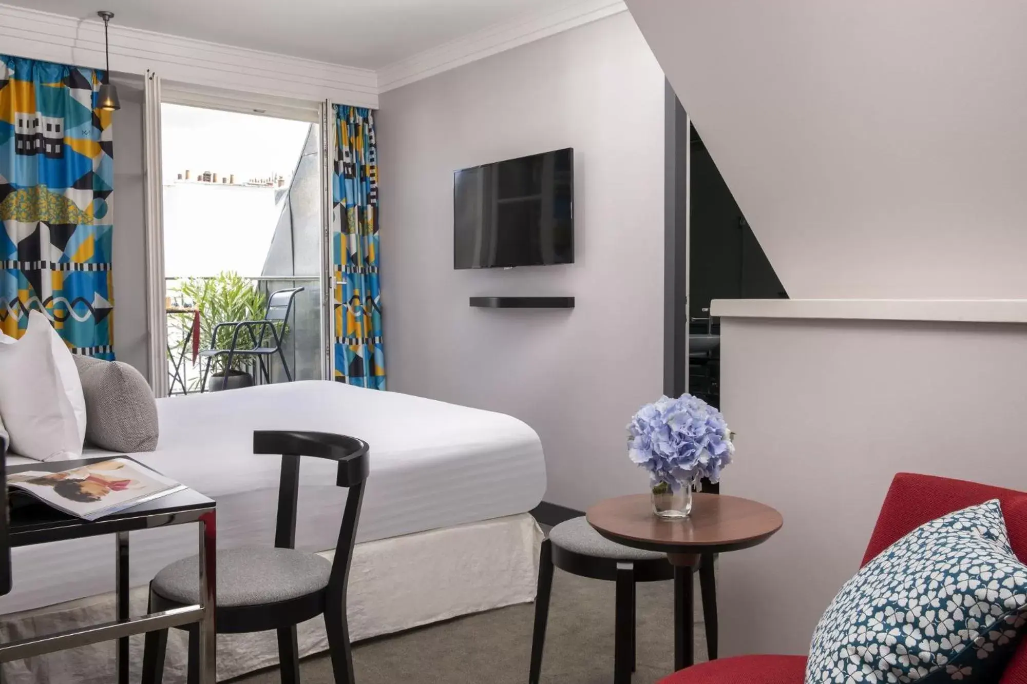 Bedroom, Seating Area in Les Matins de Paris & Spa