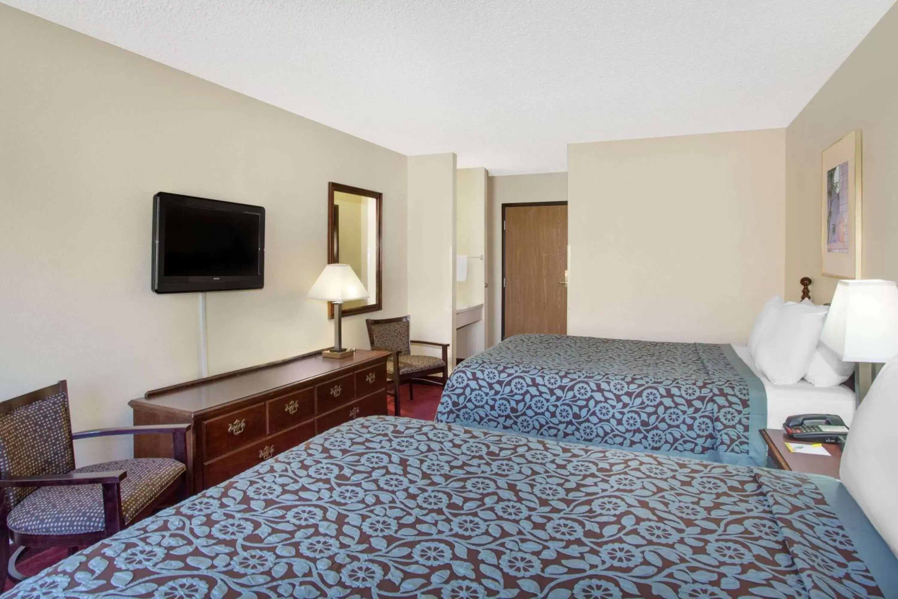 Photo of the whole room, Bed in Days Inn by Wyndham Jackson