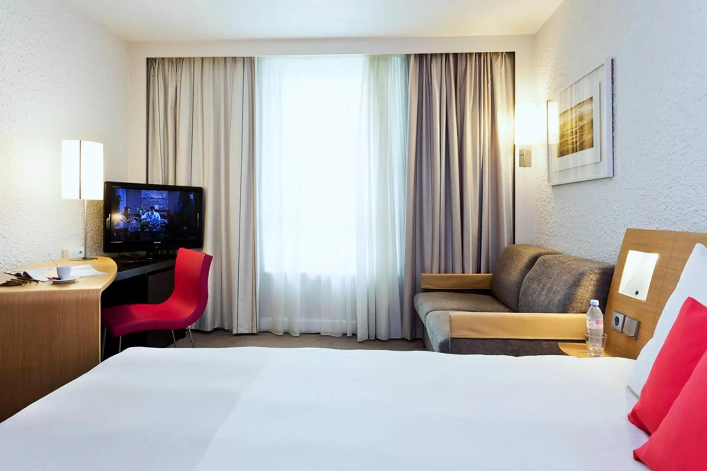 Photo of the whole room, TV/Entertainment Center in Novotel Evry Courcouronnes