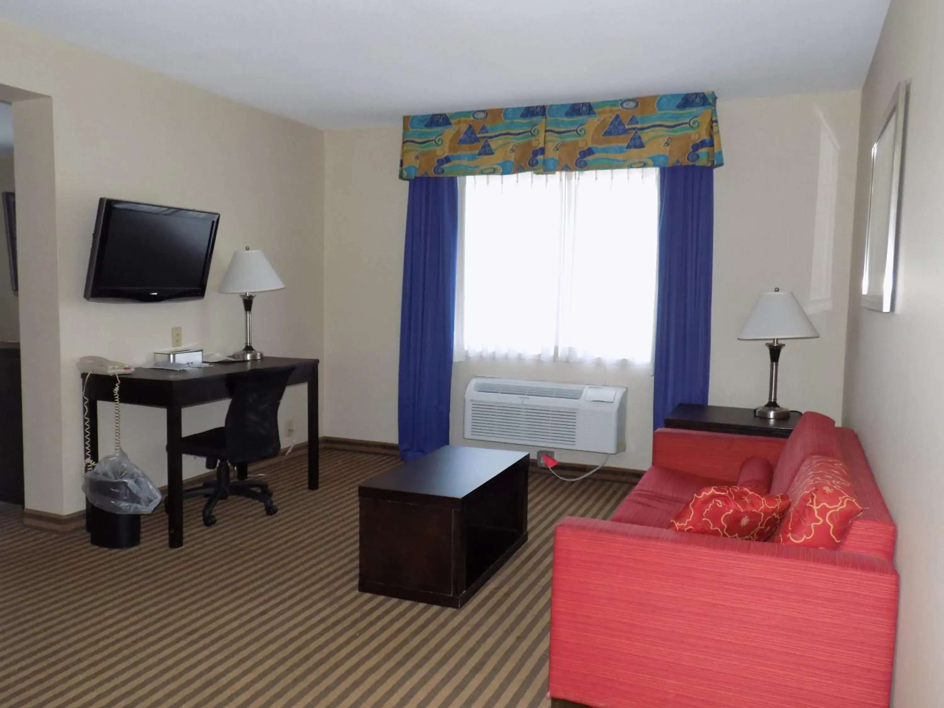 Living room, TV/Entertainment Center in Best Western Plus Portage Hotel and Suites