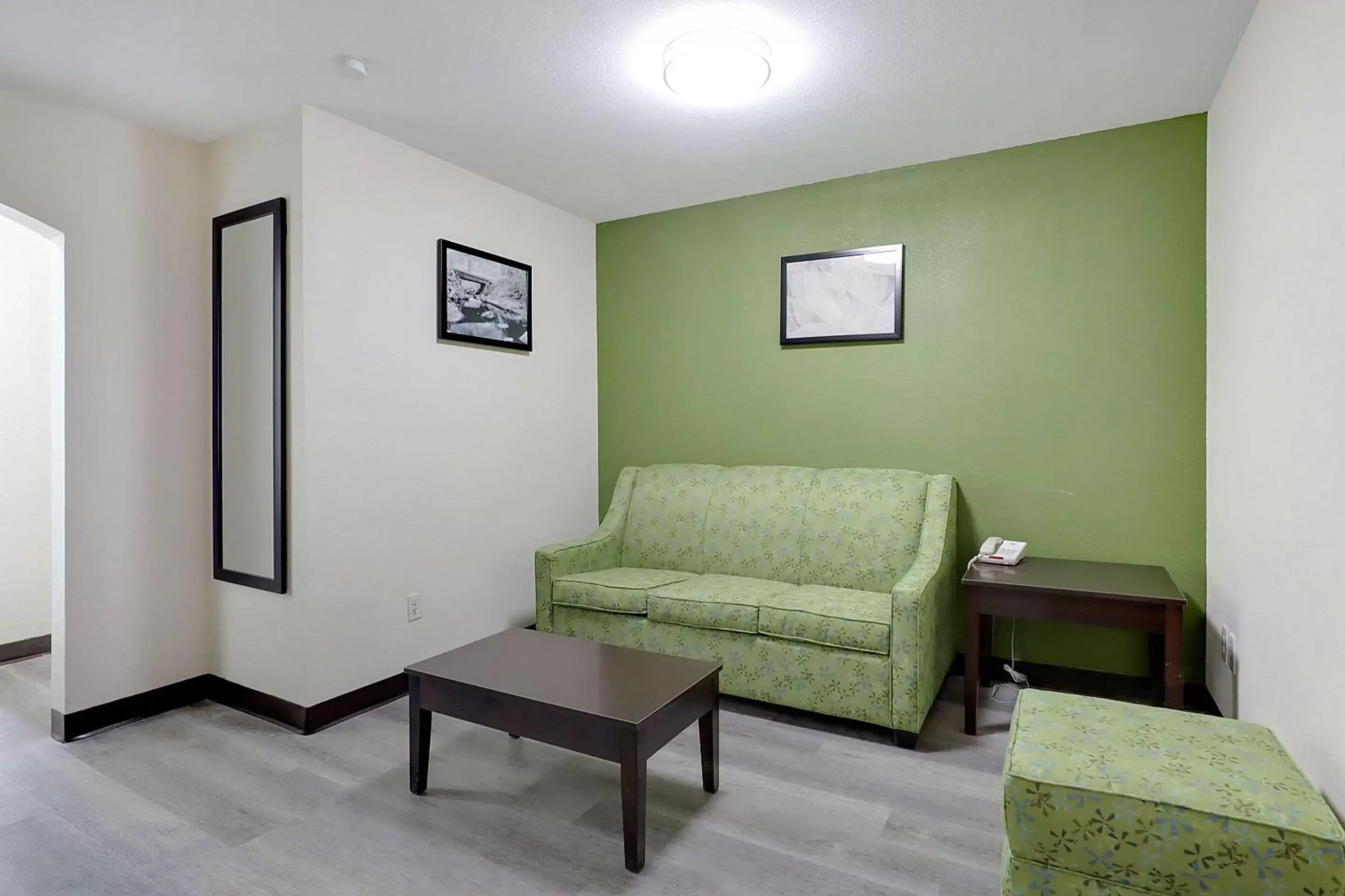 Bedroom, Seating Area in Quality Suites Albuquerque Airport