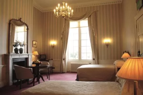 Bed in Donnington Grove Hotel & Golf Club