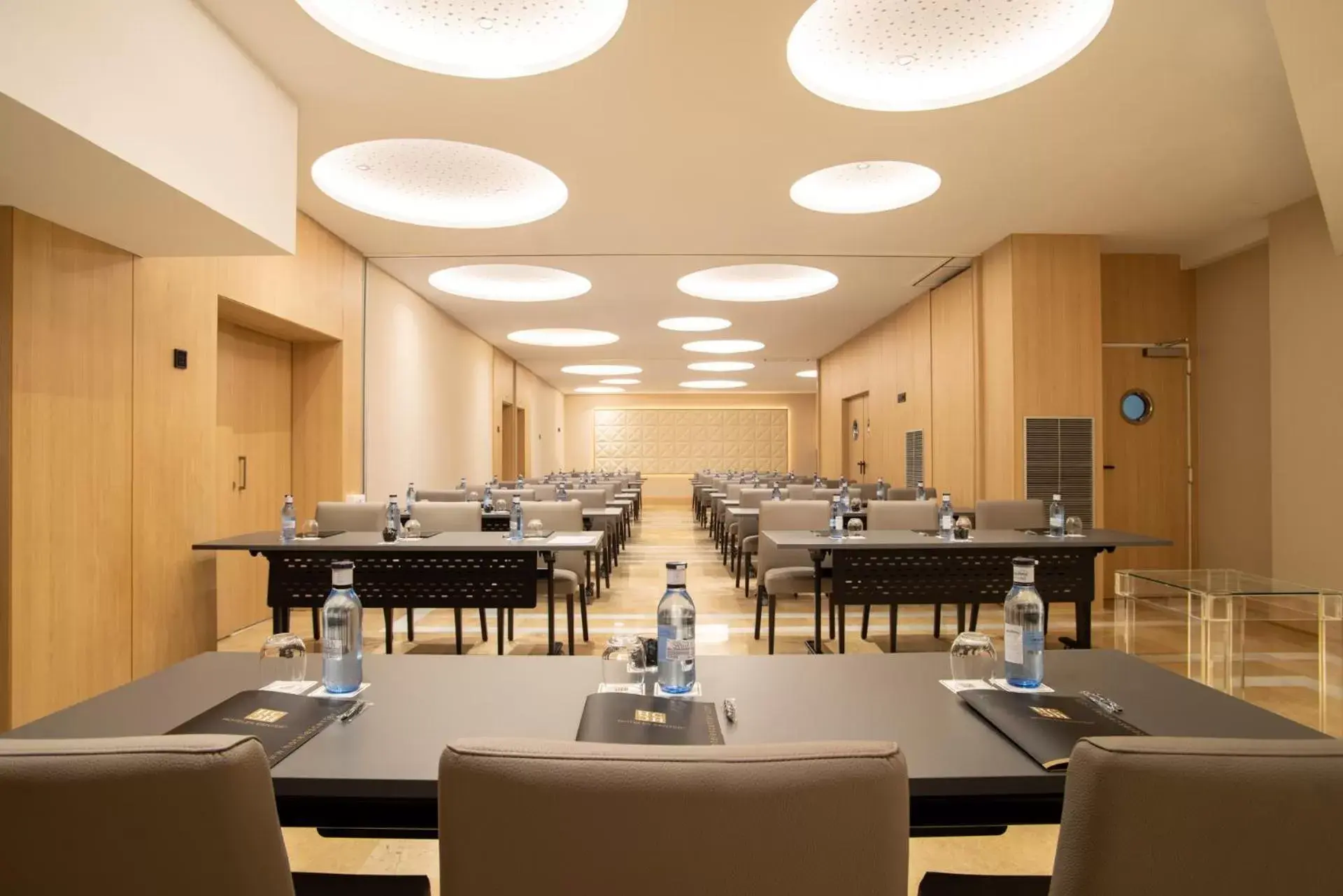 Meeting/conference room, Restaurant/Places to Eat in Hotel Granada Center