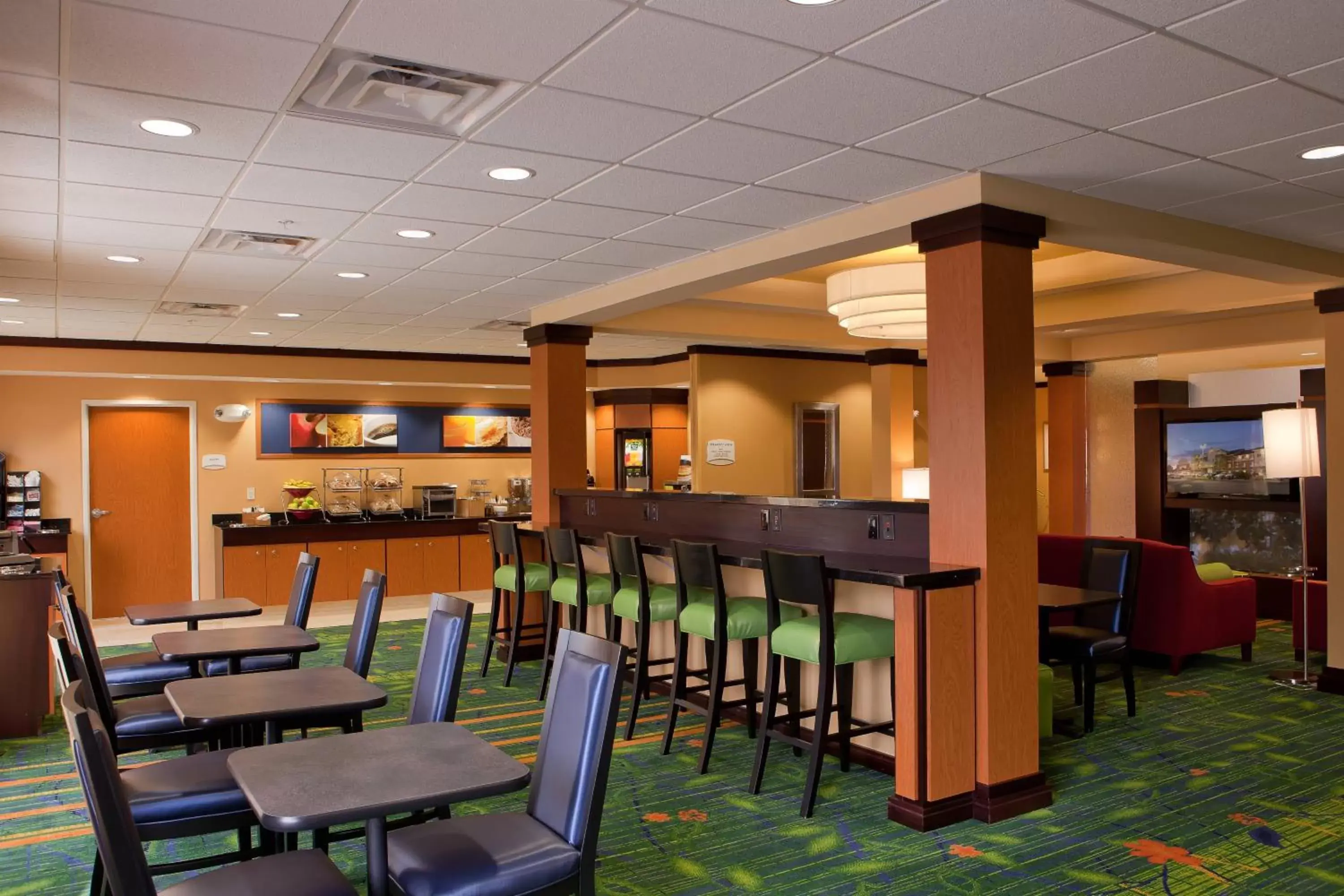 Breakfast, Lounge/Bar in Fairfield Inn and Suites Flint Fenton