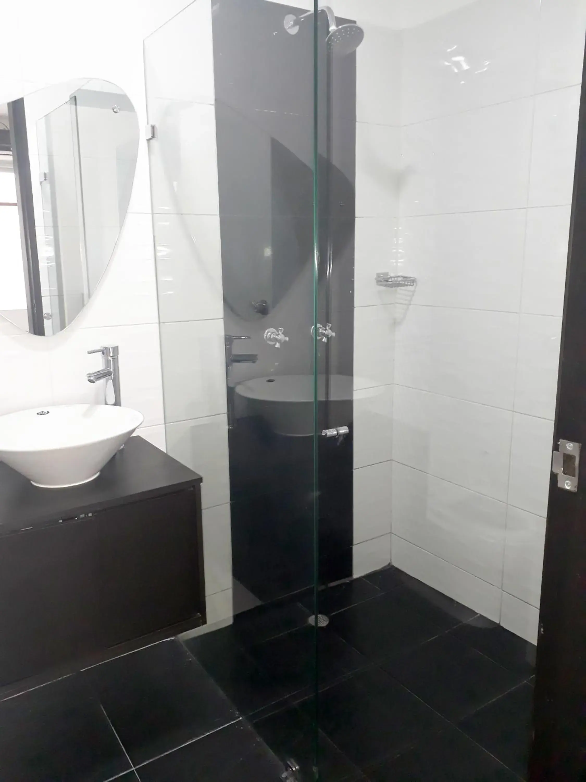 Shower, Bathroom in Jardin de Laureles